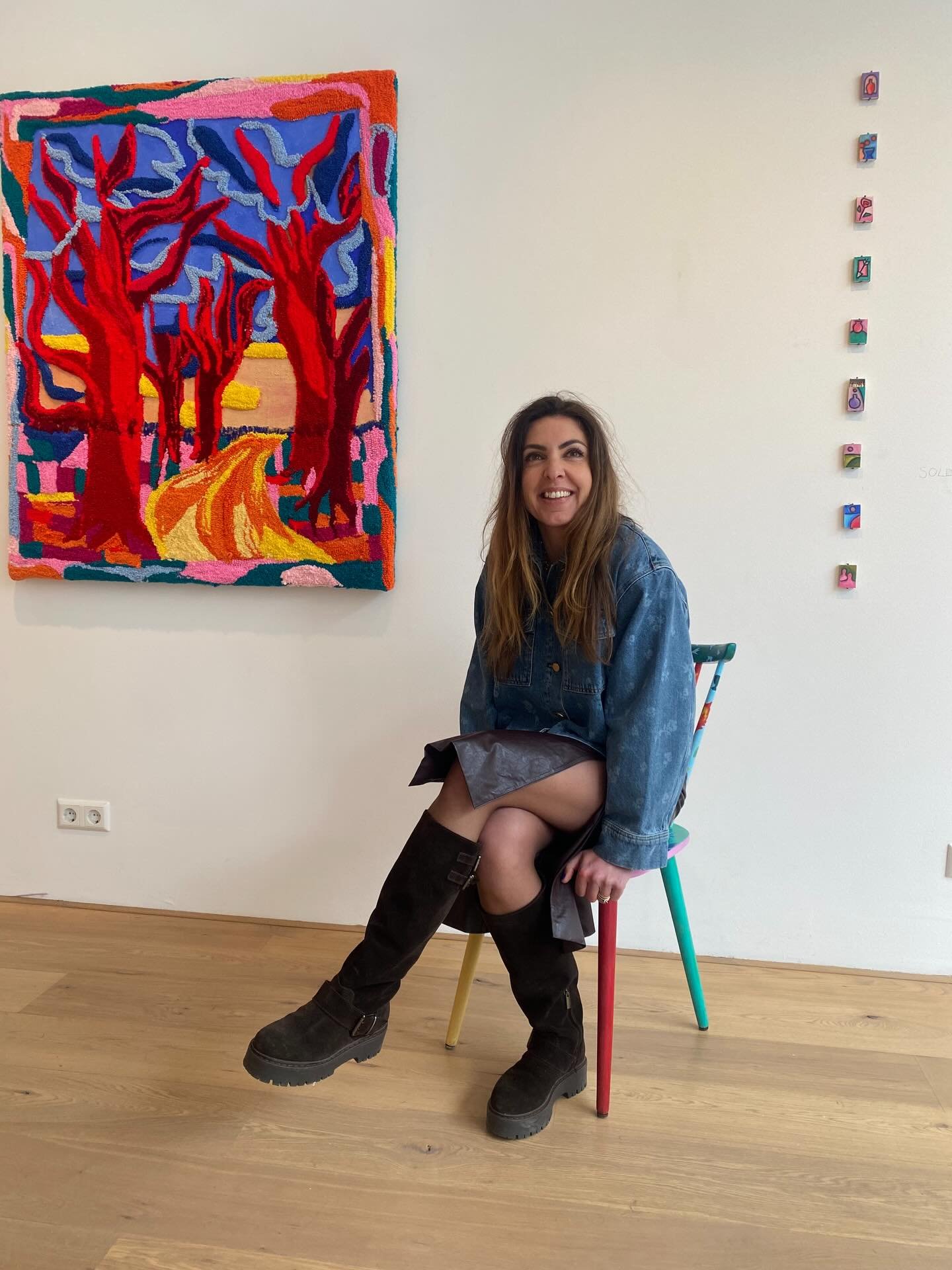 Open today from 12:00-17:00!
Come visit our vibrant exhibition &lsquo;Read the Room&rsquo;,
with work by @ragnhildnes_ @emmely @jo.k_ and @lisettevanhoogenhuyze 

The exhibition is on until May 13th.

#denneweg126 #artgallery #artthehague #fineurban 