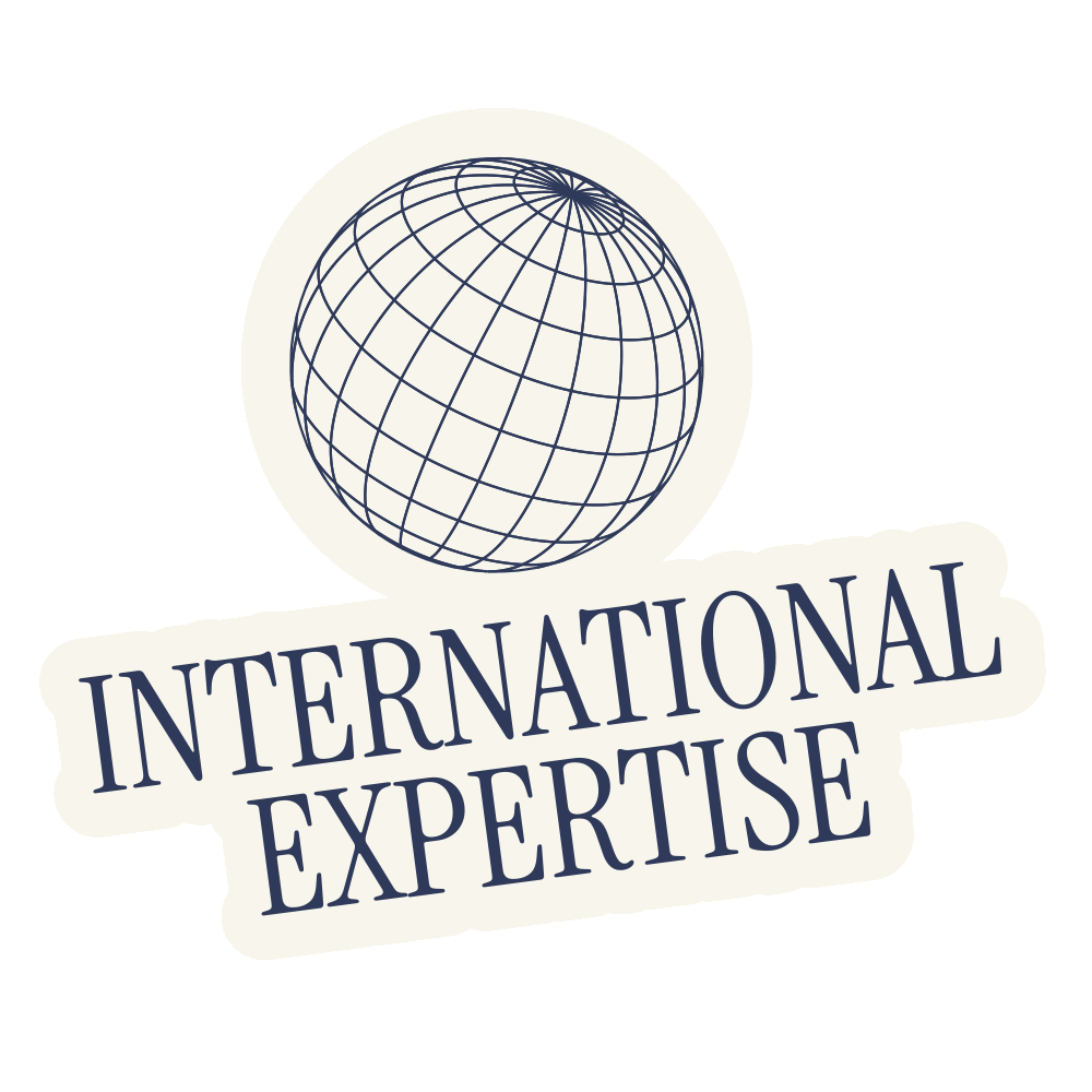 Logo mit einer Weltkugel aus Linien und dem Text "International Expertise" darunter.