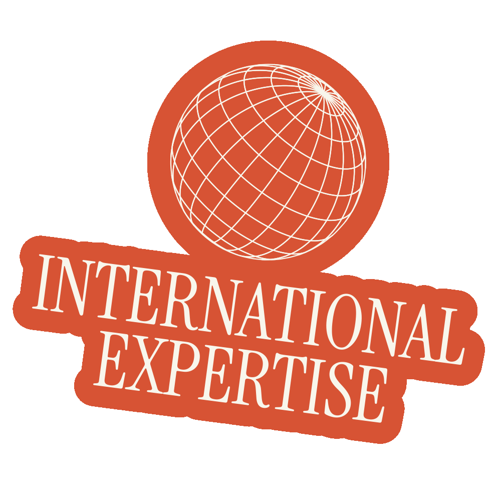 Logo mit einer stilisierten Weltkugel und dem Text "International Expertise" in Weiß auf braunem Hintergrund.
