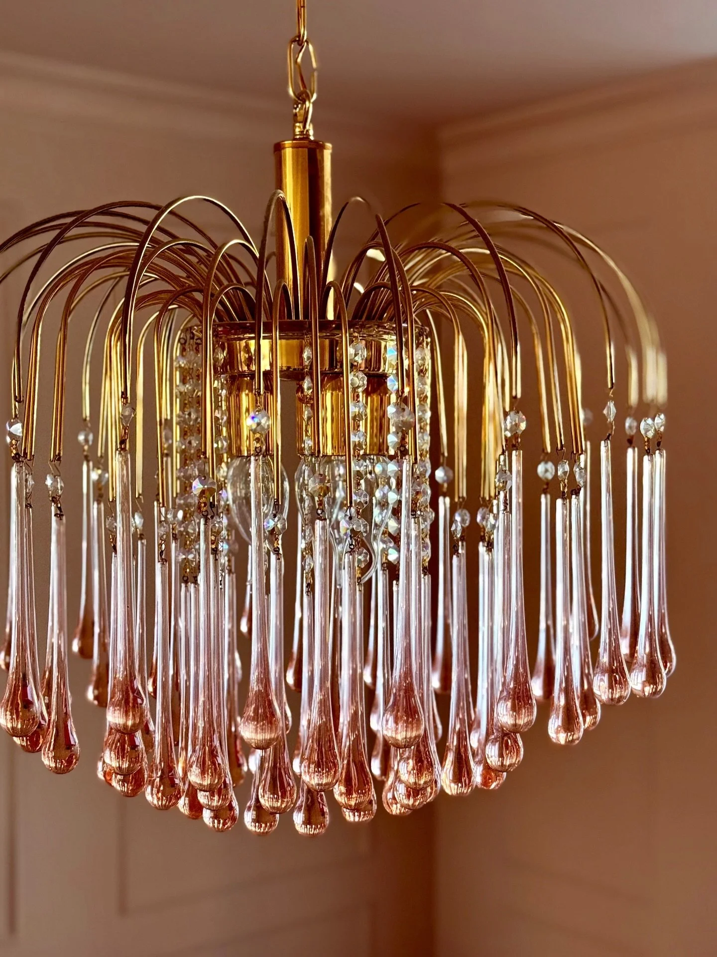 Nog steeds z&oacute; blij met de vintage teardrop kroonluchters in de woonkamer. We vonden ze op Marktplaats, haalden ze op in Almere en natuurlijk hingen ze diezelfde middag al bij ons aan het plafond. Tijdens het ophangen zijn er wel een paar drupp