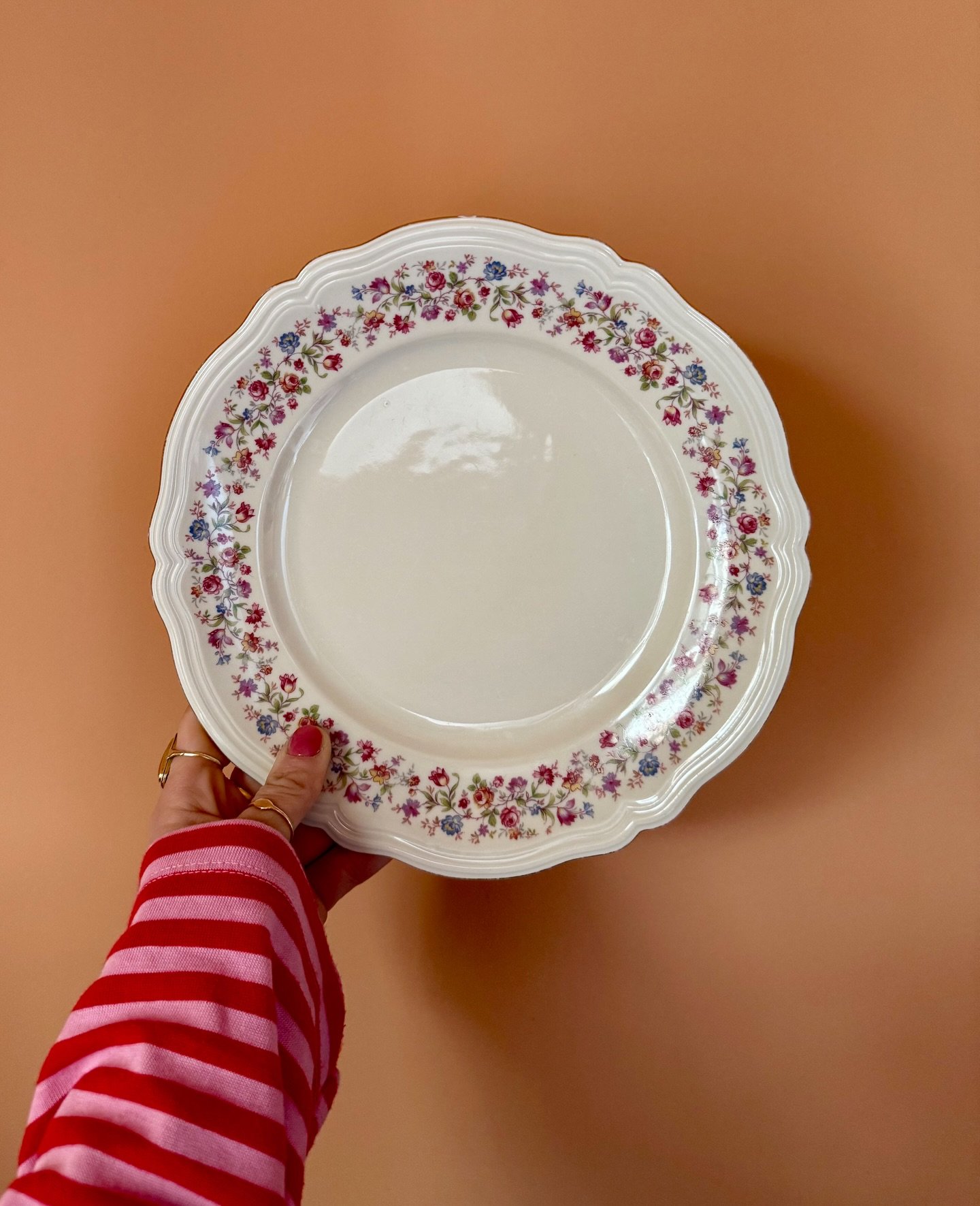 Ik had deze leuke vintage bordjes eigenlijk bedacht voor het paasontbijt. Alleen zijn we dit jaar op de camping dus dan is het bij nader inzien niet zo handig. Had ik van te voren ook wel kunnen bedenken. Maar heel eerlijk gezegd zocht ik denk ik (on