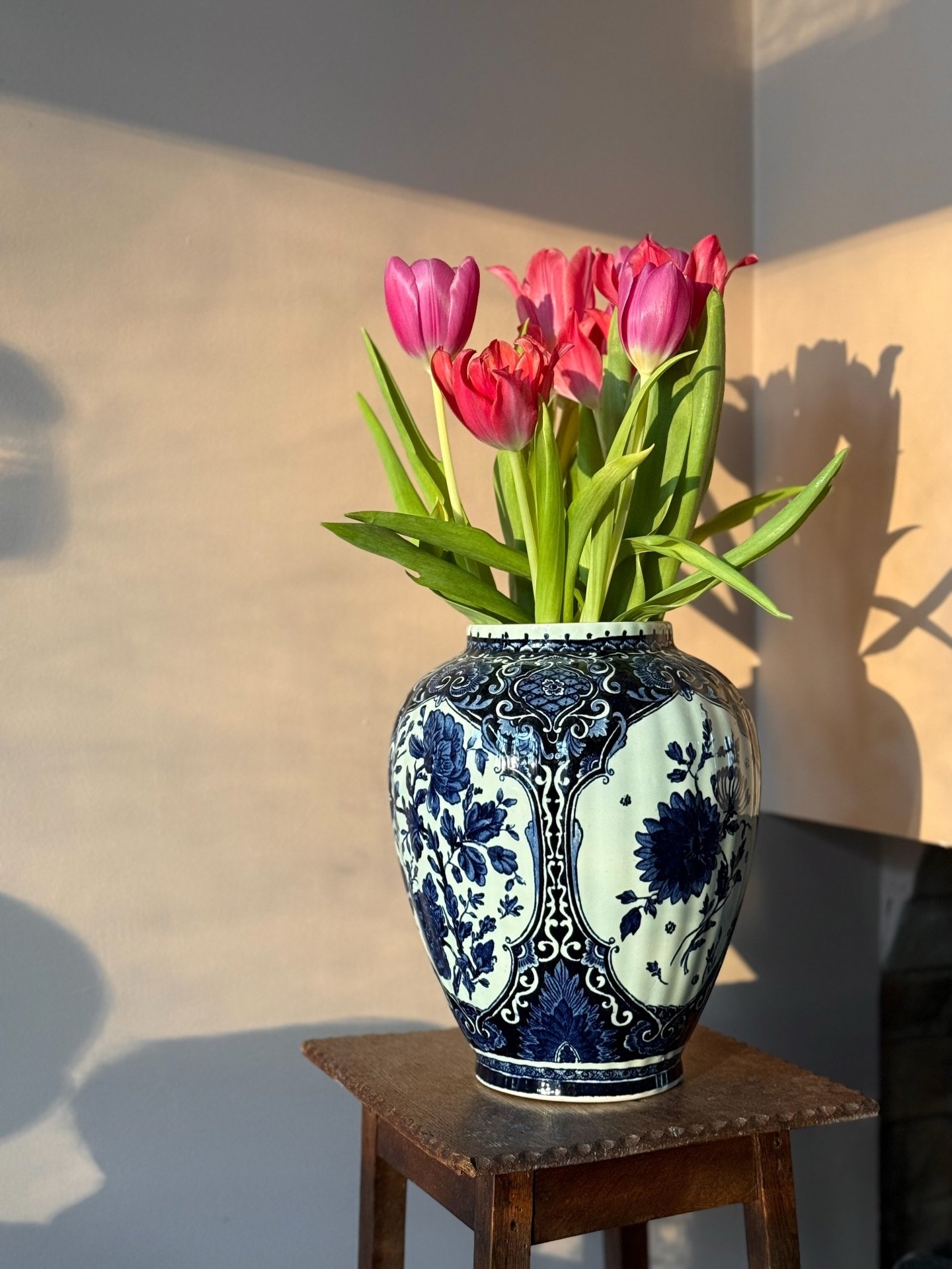De paastakken zijn inmiddels weer verruild voor een bosje tulpen🌷. En ook nog steeds heel blij met dit pareltje van een krukje uit &eacute;&eacute;n van de vele leuke kringlopen in Zwolle. Gelijk verkocht toen ik die leuke details op de zijkanten za
