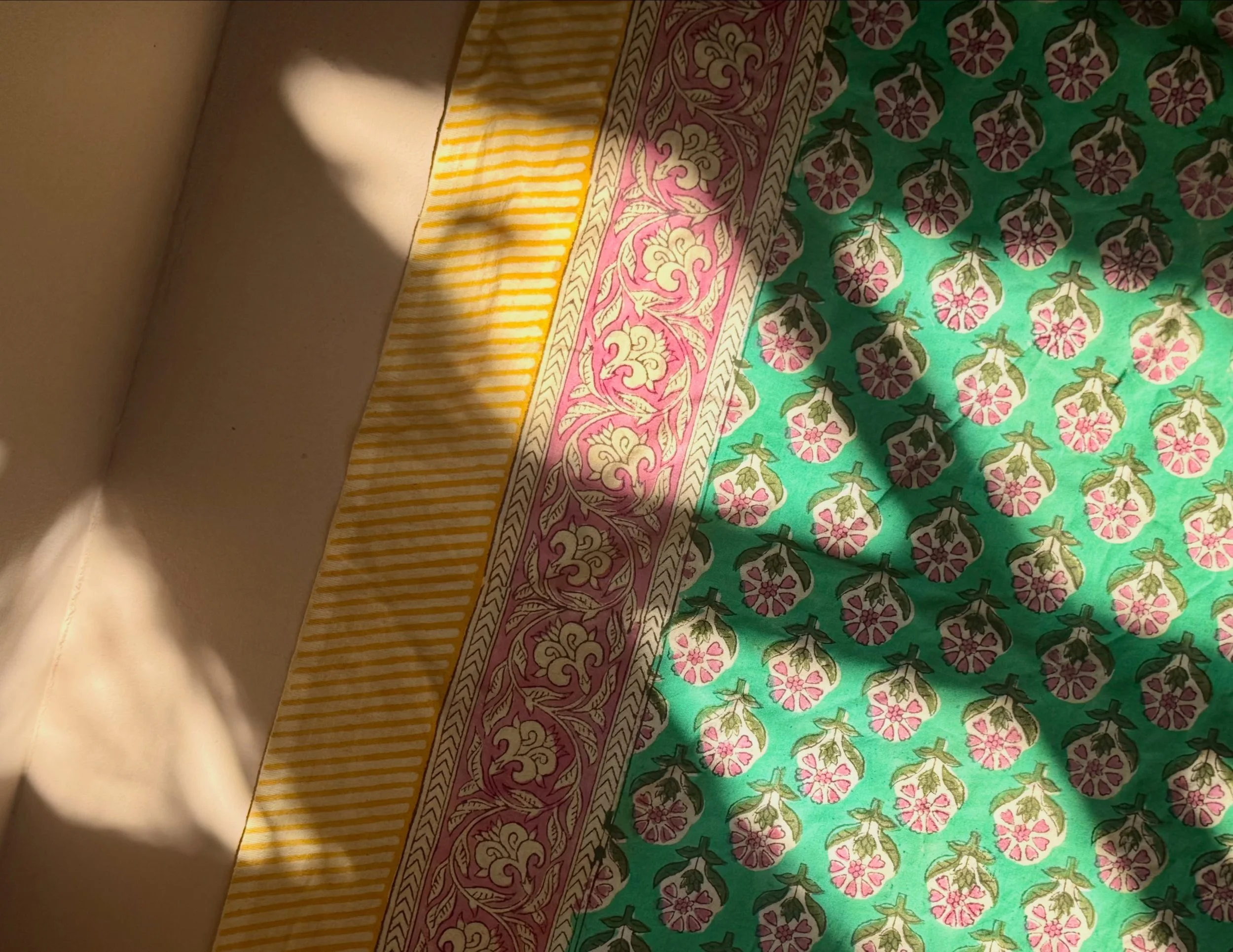 Net zoals vloerkleden heb ik ook kleden zoals deze van Doing Goods teveel. Te gebruiken als picknick kleed, tafel laken of op bed als een soort sprei. Multiiii inzetbaar en daarom blijf ik ze kopen🙋&zwj;♀️