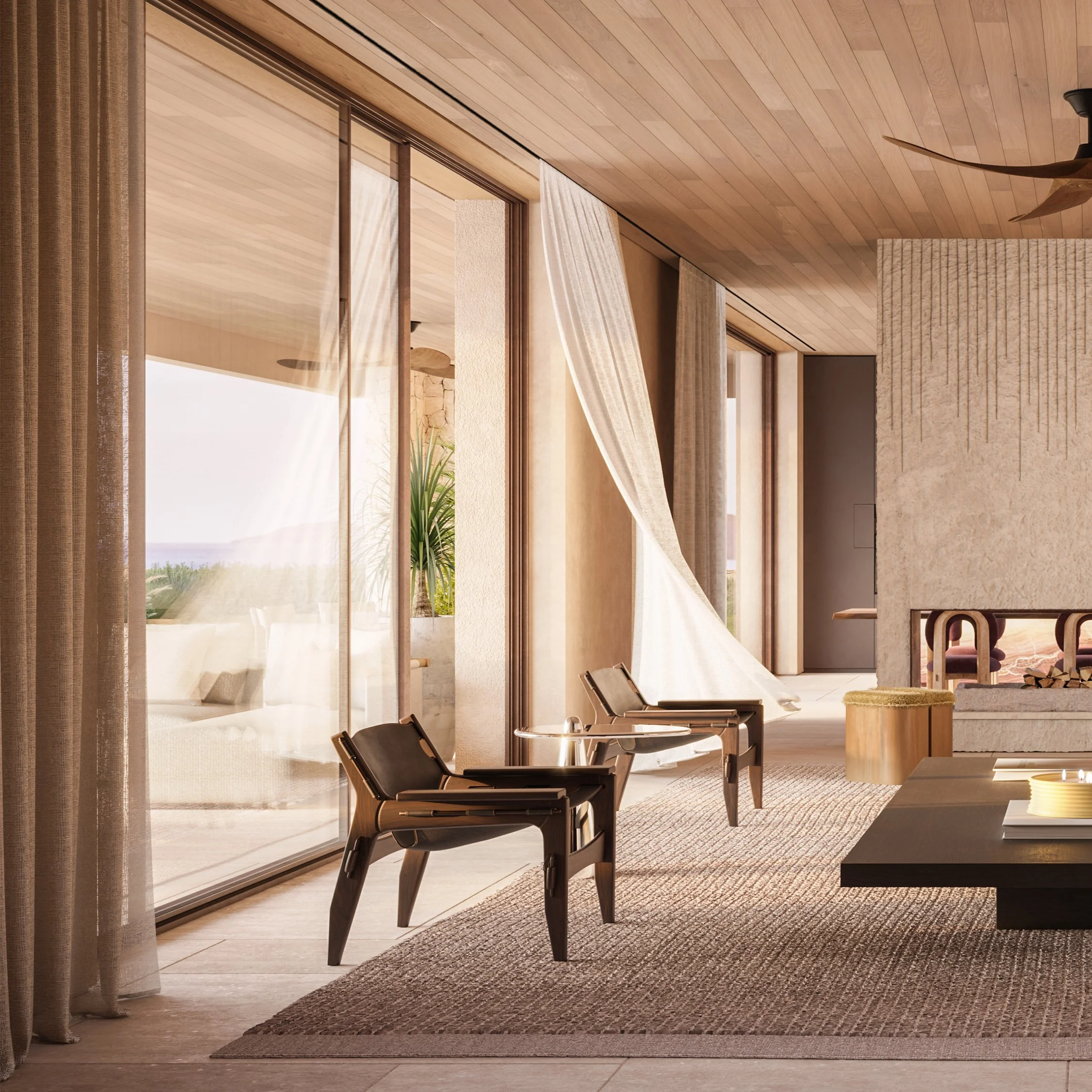 Interior de una sala moderna con paredes de vidrio, cortinas blancas y muebles de madera, incluyendo sillas y una mesa redonda.