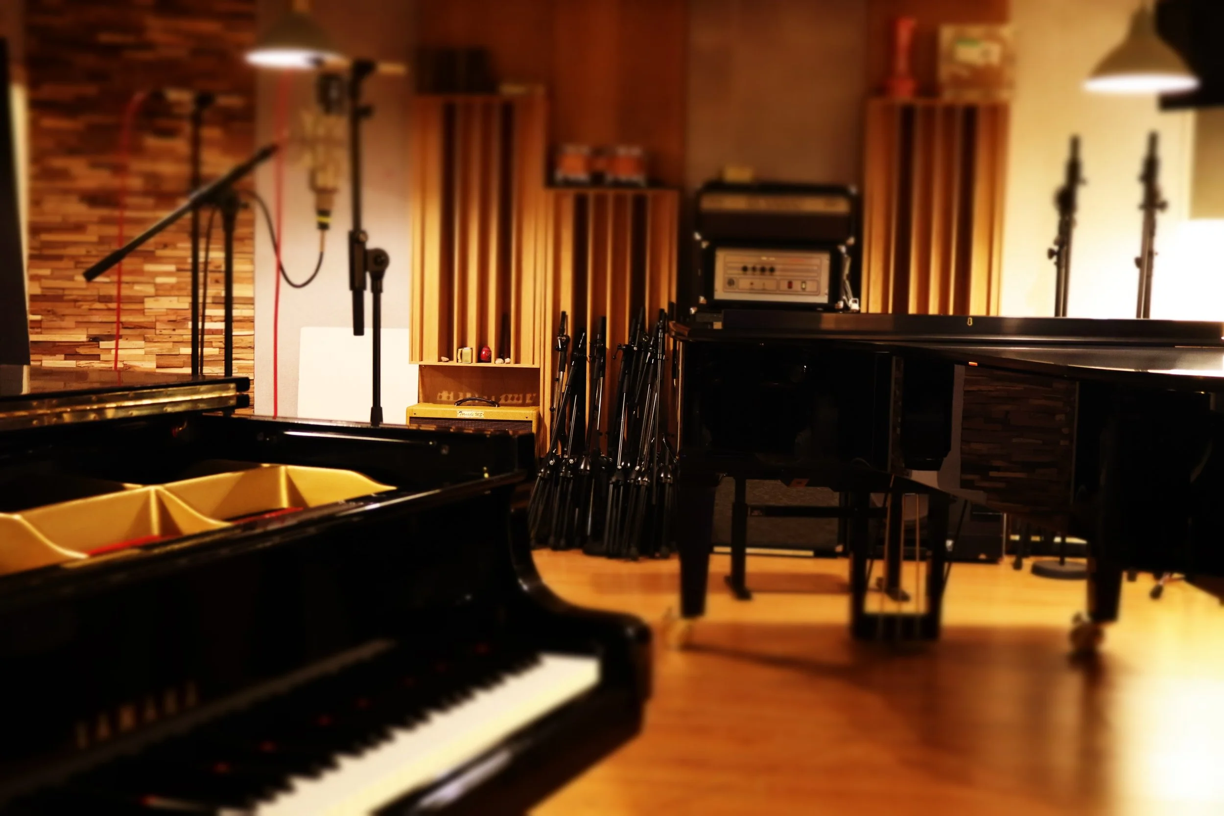 Cabine, en ce moment avec un Yamaha Cfx et un Yamaha G5