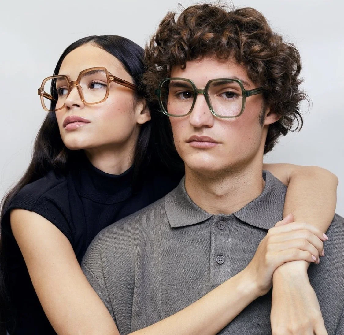 Dos personas con gafas, una mujer y un hombre, posando juntas, con la mujer abrazando al hombre por el hombro.