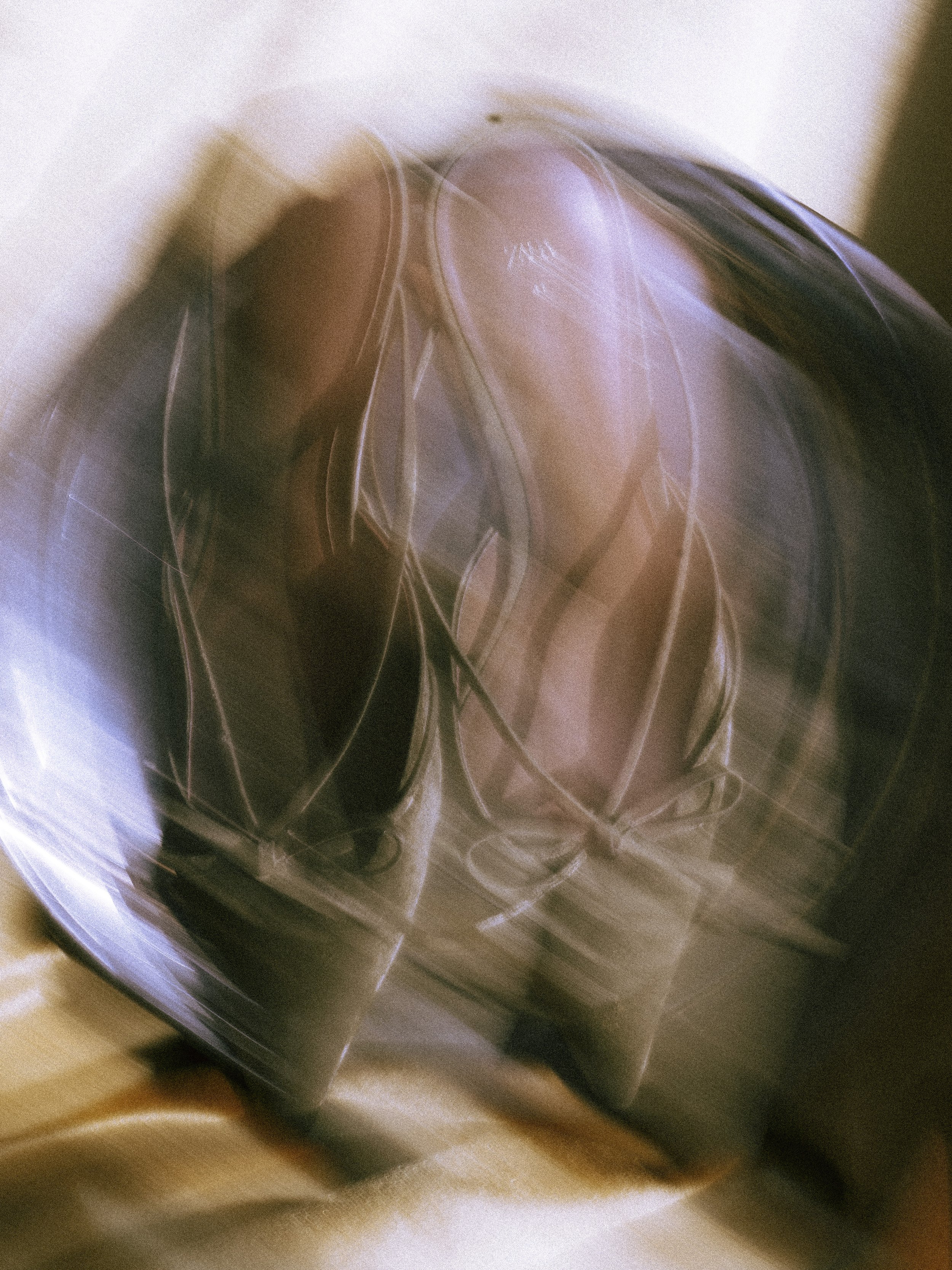 Ein verwaschenes, verschwommenes Bild eines Metall- oder Kunststoffobjekts mit reflektierenden Oberflächen und vielen Linien und Formen.