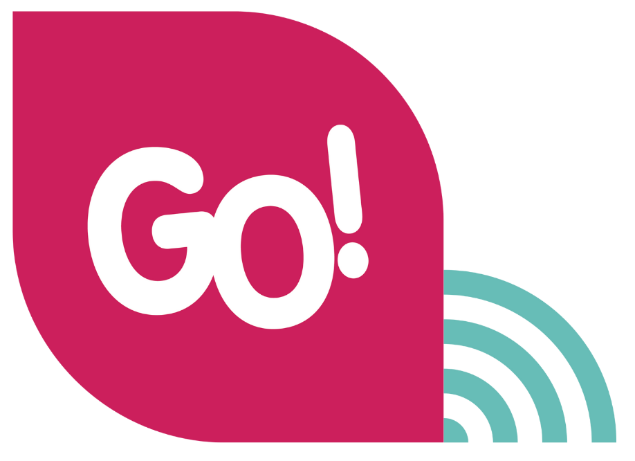 Een grafisch ontwerp met de tekst 'Go!' in witte letters op een roze achtergrond met enkele blauwe cirkels ernaast.