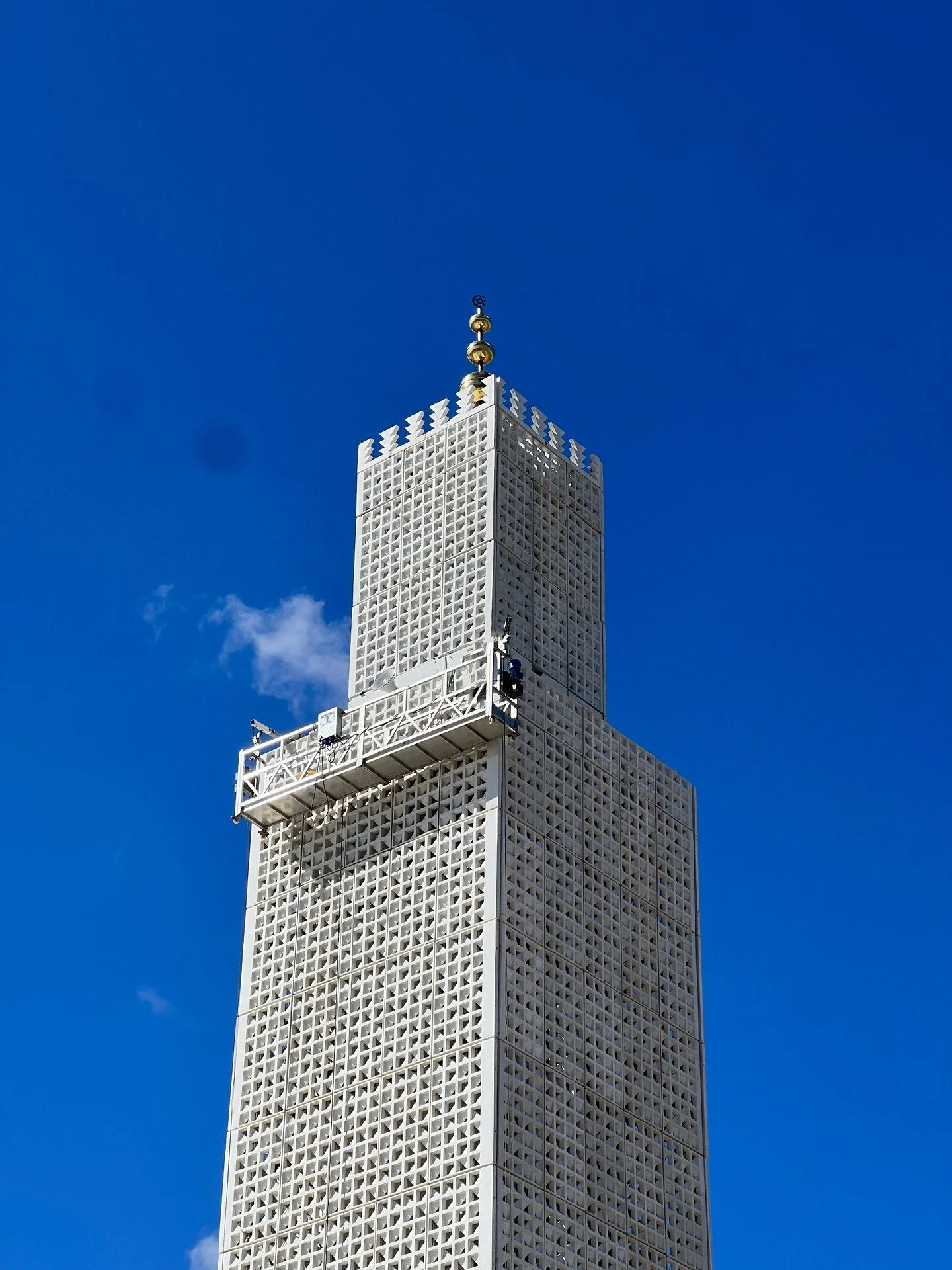 The minaret, with its contemporary and minimalist design, rises with quiet elegance, marking the presence of the mosque without excess.

Mosque
Net floor area: 1 578 m&sup2;
Status: work in progress
📍Plage des Nations, Morocco

#architecture#design#