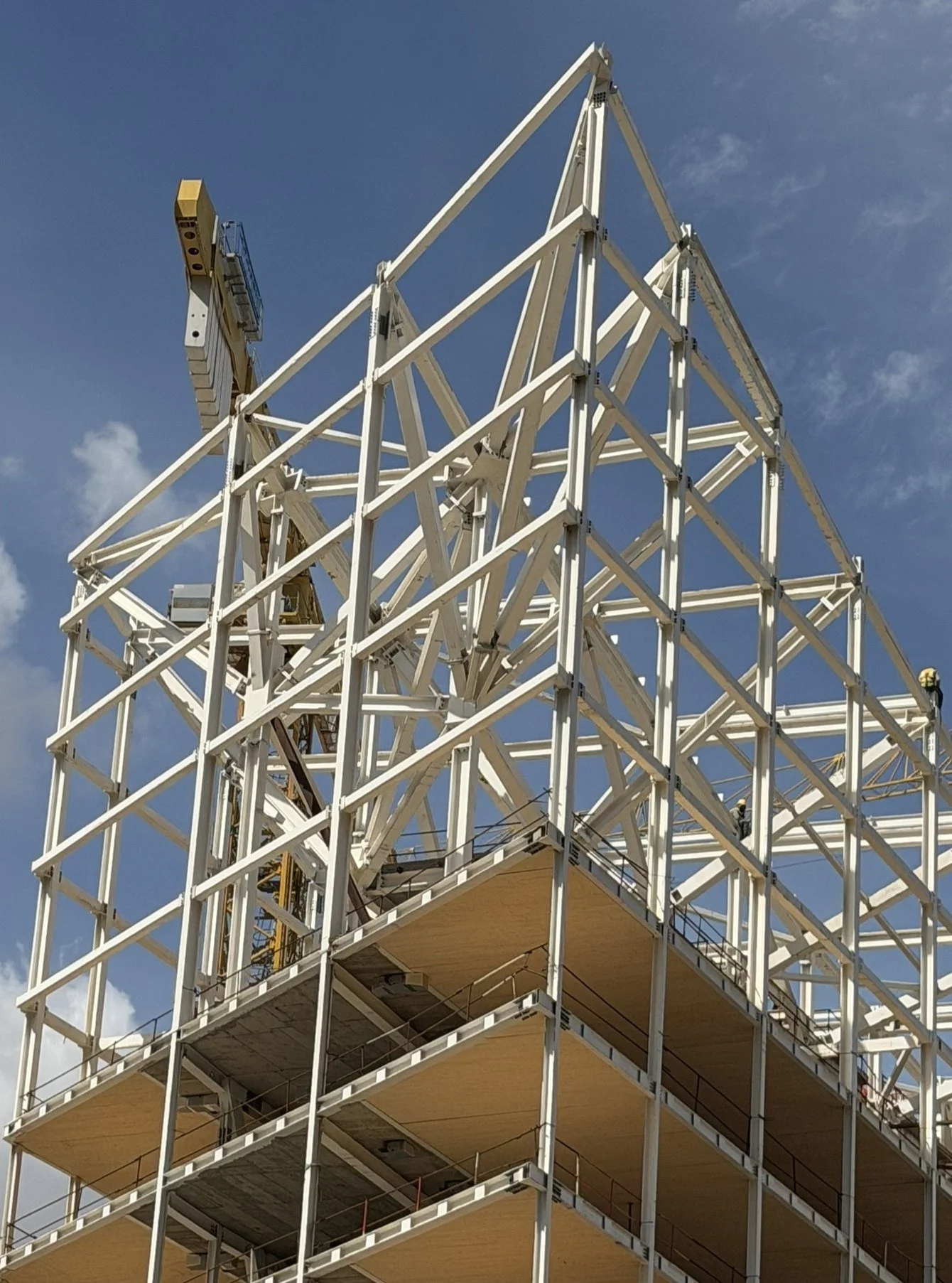 The Saham Bank headquarters continue to rise!

The steel structure is now fully in place. The concrete core has been completed and provides support for the steel structures. Installation of the CLT timber floors is progressing from the lower levels t