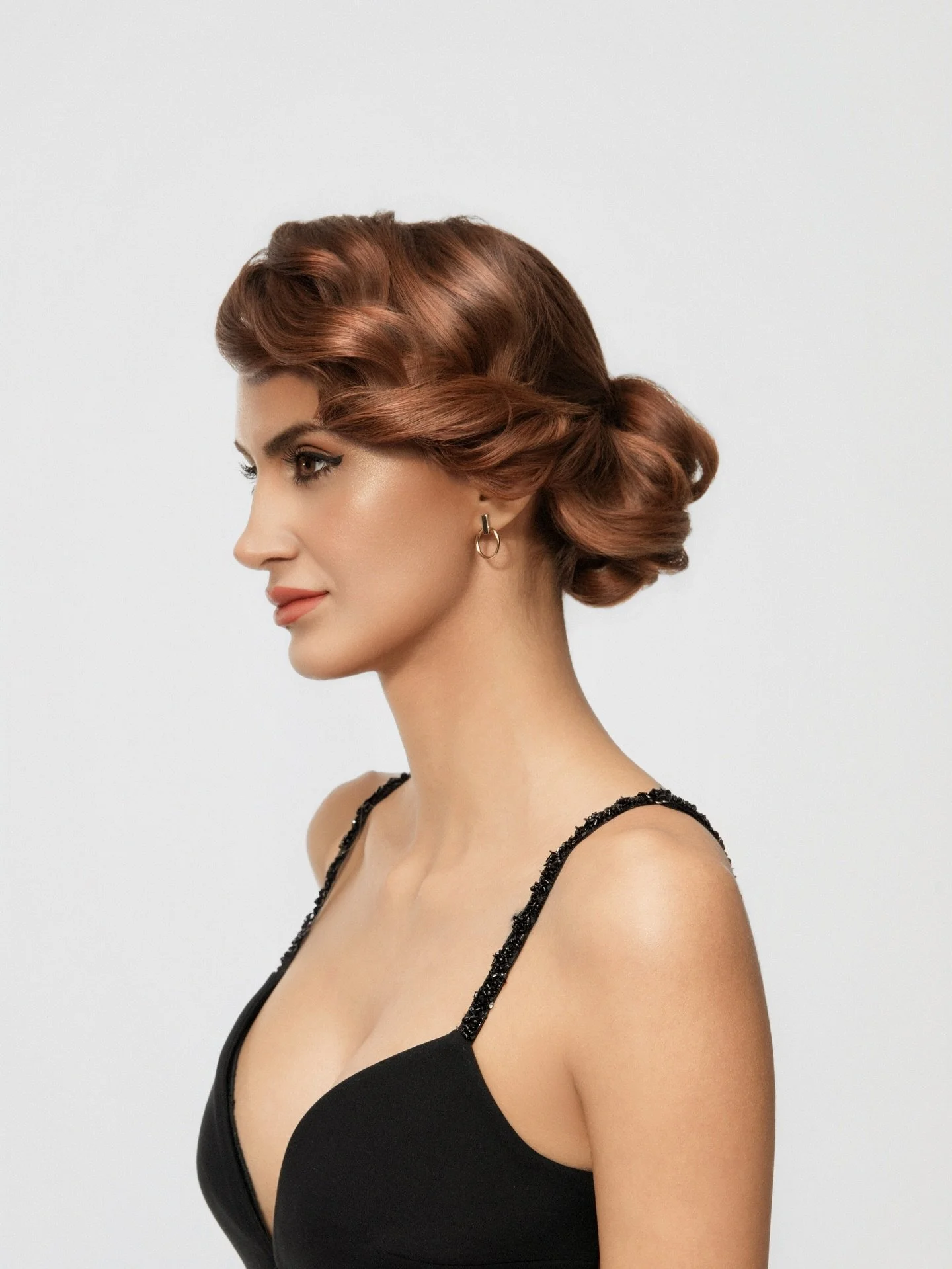 Косата е прибрана в кок с фини, нежни линии. Изчистена форма, леко свободни кичури и усещане за движение &ndash; модерна женственост, която се забелязва. ✨

Перфектен избор за специални поводи &ndash; коктейли, събития или вечерни изяви, където стилъ