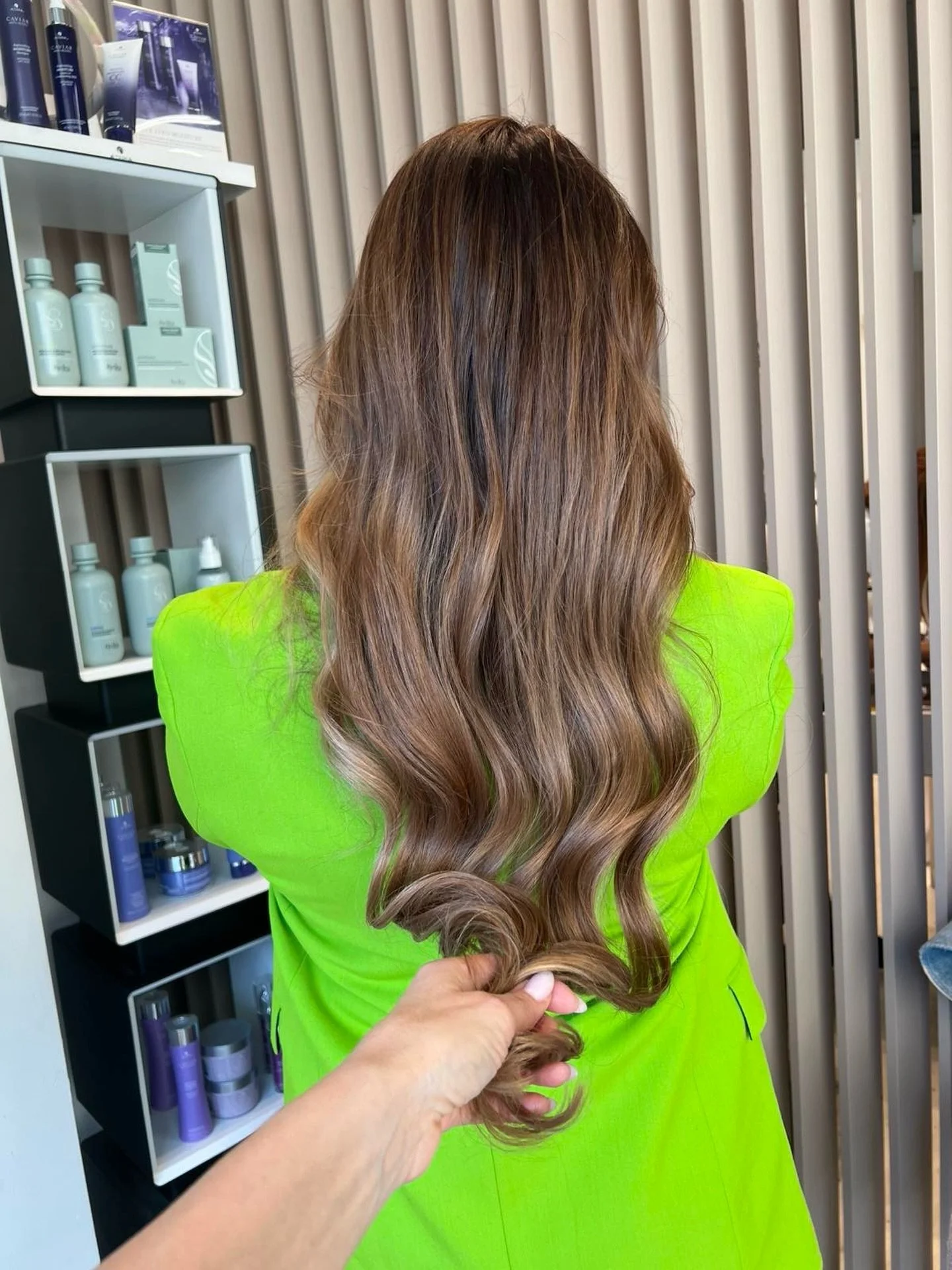 Естествено красив цвят с изискан блясък. ✨
Фино преливане и жива, здрава коса, която изглежда и се усеща невероятно.

Всичко започва с правилната консултация &ndash; ние избираме нюанса спрямо твоята кожа, стил и излъчване, за да постигнем резултат, 