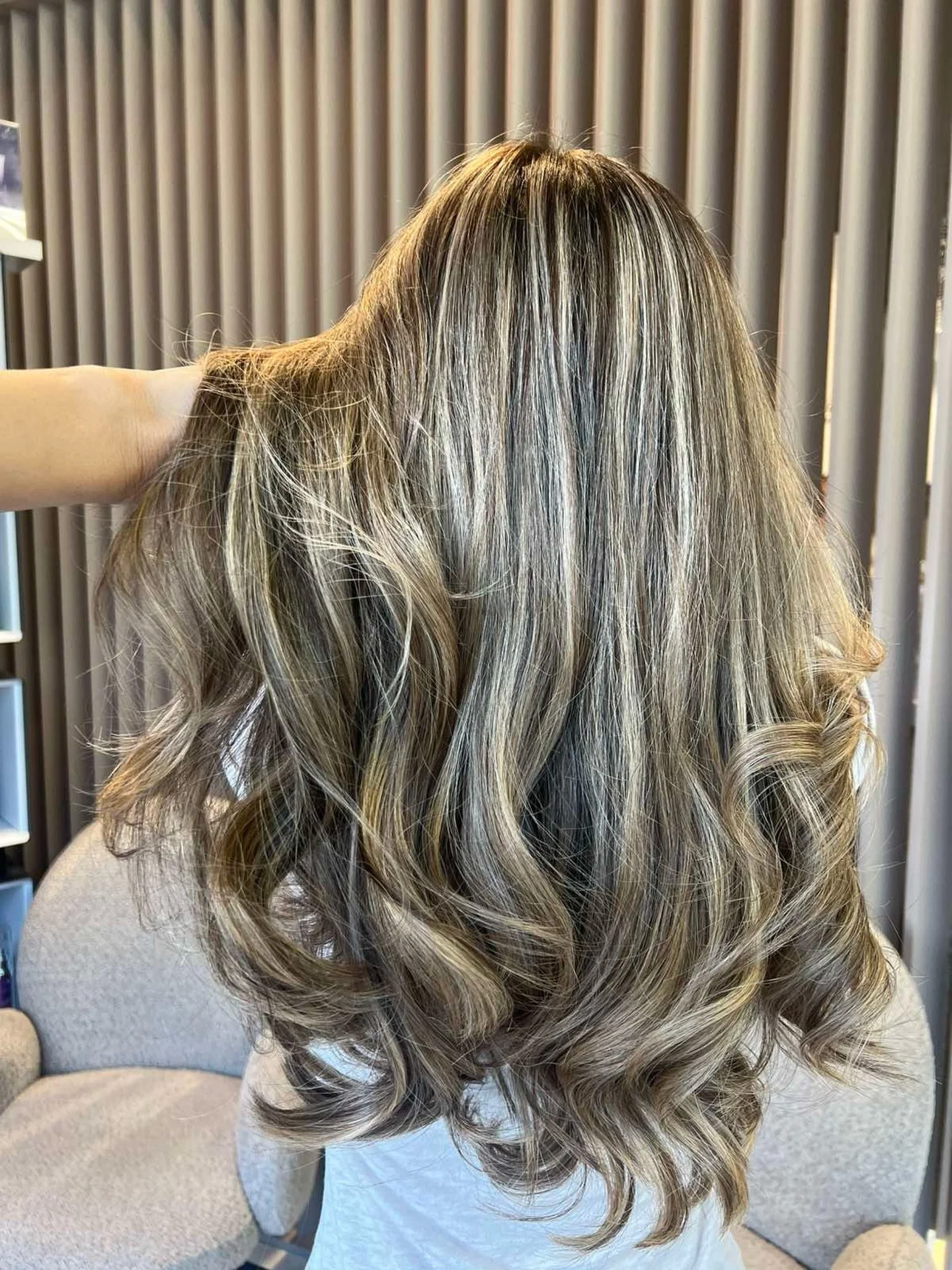 Перфектно преливане, дълбочина и блясък, които превръщат косата в истинско излъчване. ✨
Цветът не е просто промяна &ndash; той е начин да подчертаеш себе си.

Всичко започва с професионална консултация, в която избираме най-подходящите нюанси според 