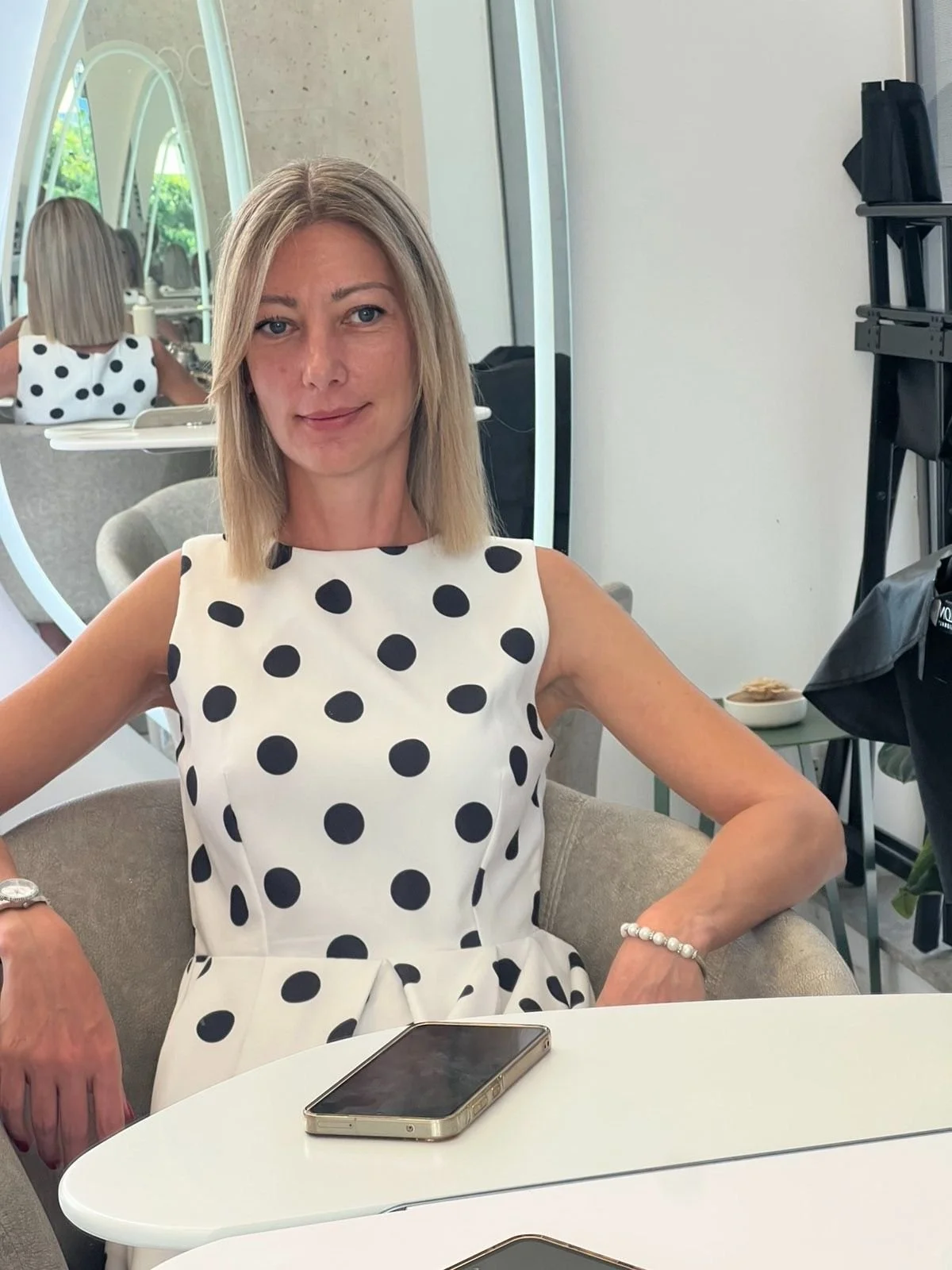 Coco dry bar and nail house софия, подстригване, боядисване, маникюр, фризьорство,официални прически, балеаж, колористика