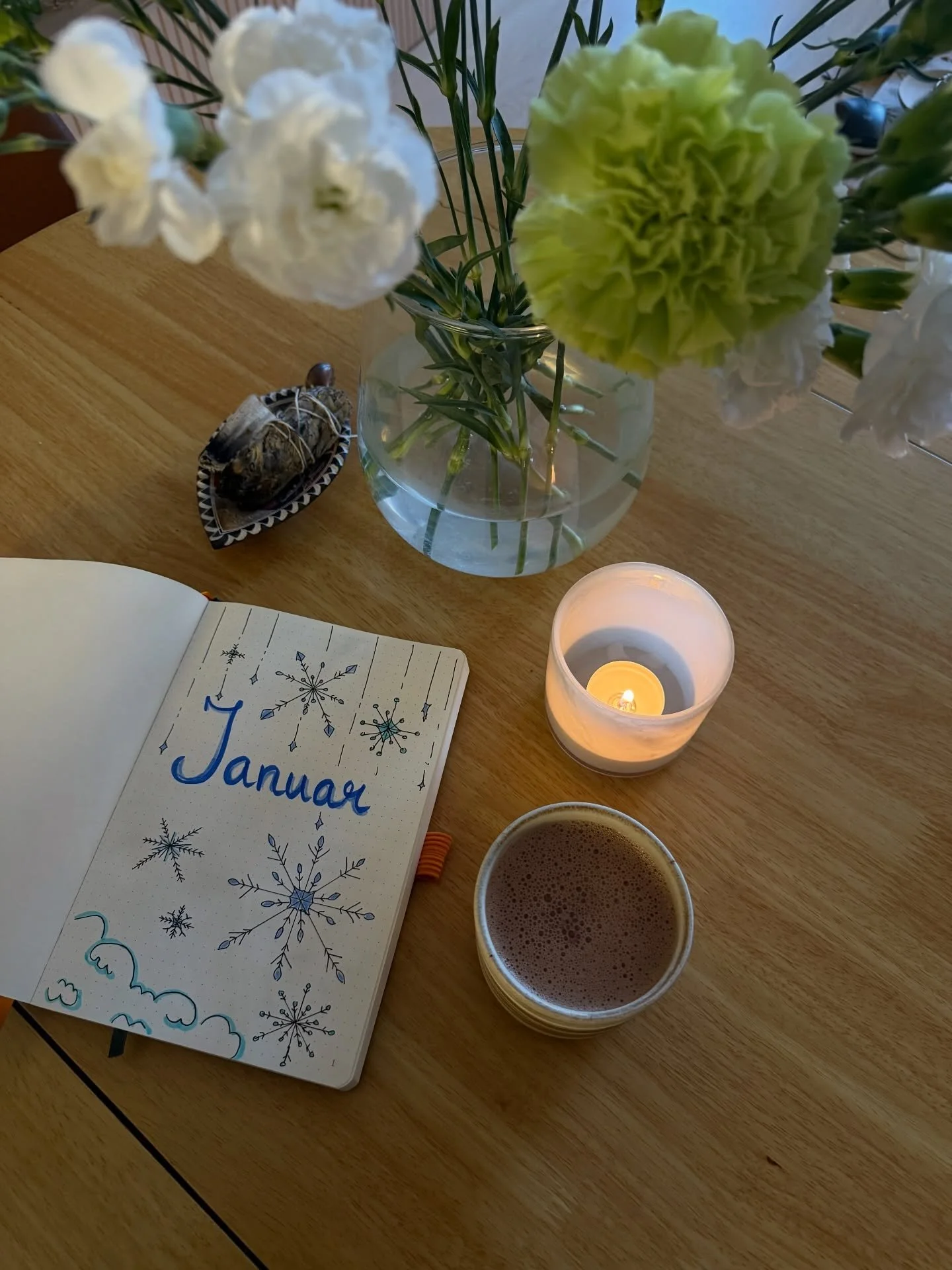 What keep me grounded these days 🌿

🧘🏻&zwj;♀️ Calming, slower-paced yoga. There&rsquo;s something magical about allowing your body to be fully supported by the ground (even when you haven&rsquo;t tidied up your home).

✍🏼Journaling. I&rsquo;m not