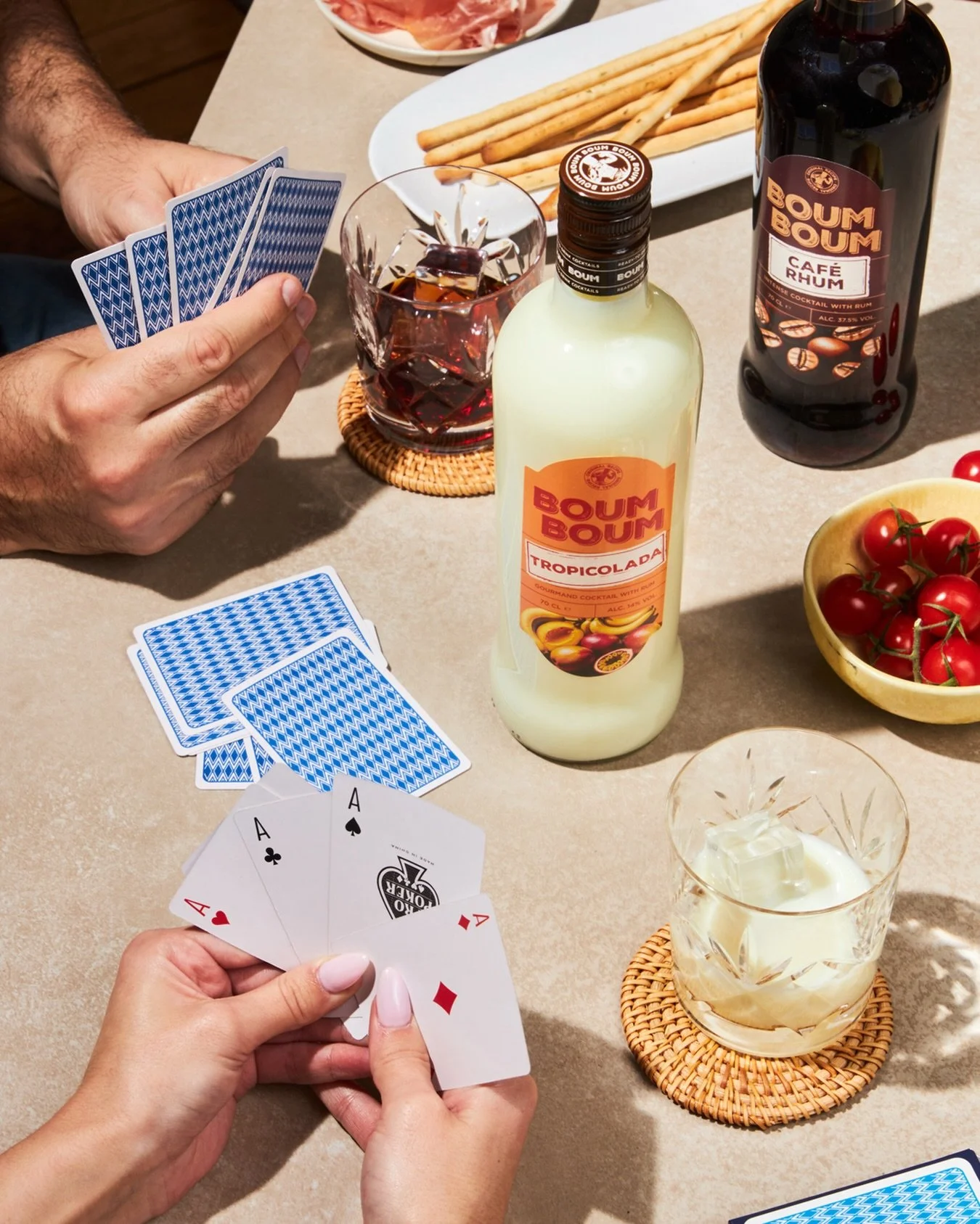 Rien de mieux qu&rsquo;une partie de cartes avec nos cocktails pr&ecirc;ts-&agrave;-boire. Tropicolada (14%) pour madame et Caf&eacute; Rhum (37.5%) pour monsieur.
Des saveurs brutes, du plaisir pur.

#Boumboumcocktails #Tropicolada #Readytodrink

L&