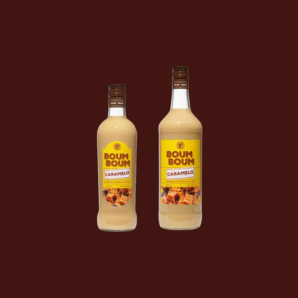 Deux bouteilles de boisson aromatisée à la caramel, avec étiquettes jaunes et images de caramel, contre un fond brun.