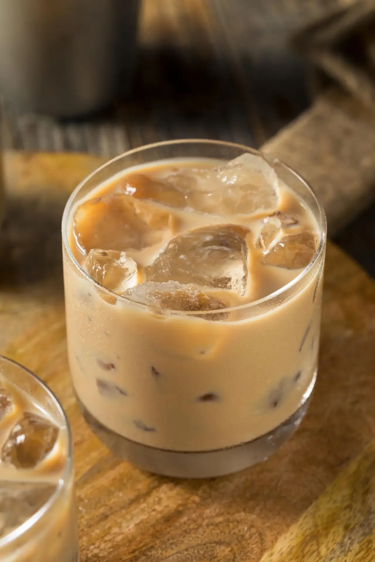 Un verre contenant un café glacé au lait avec des glaçons.