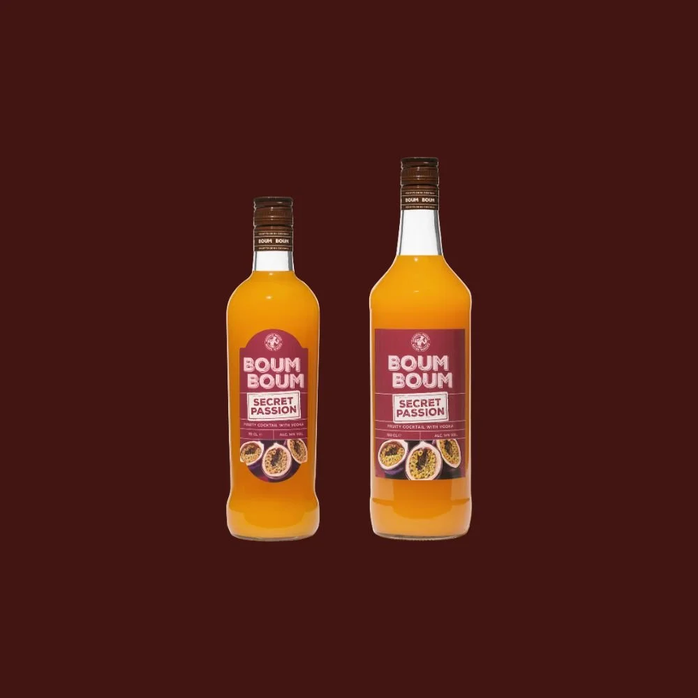 Deux bouteilles de boisson Fruit Cocktail avec fruit de passion sur un fond marron.