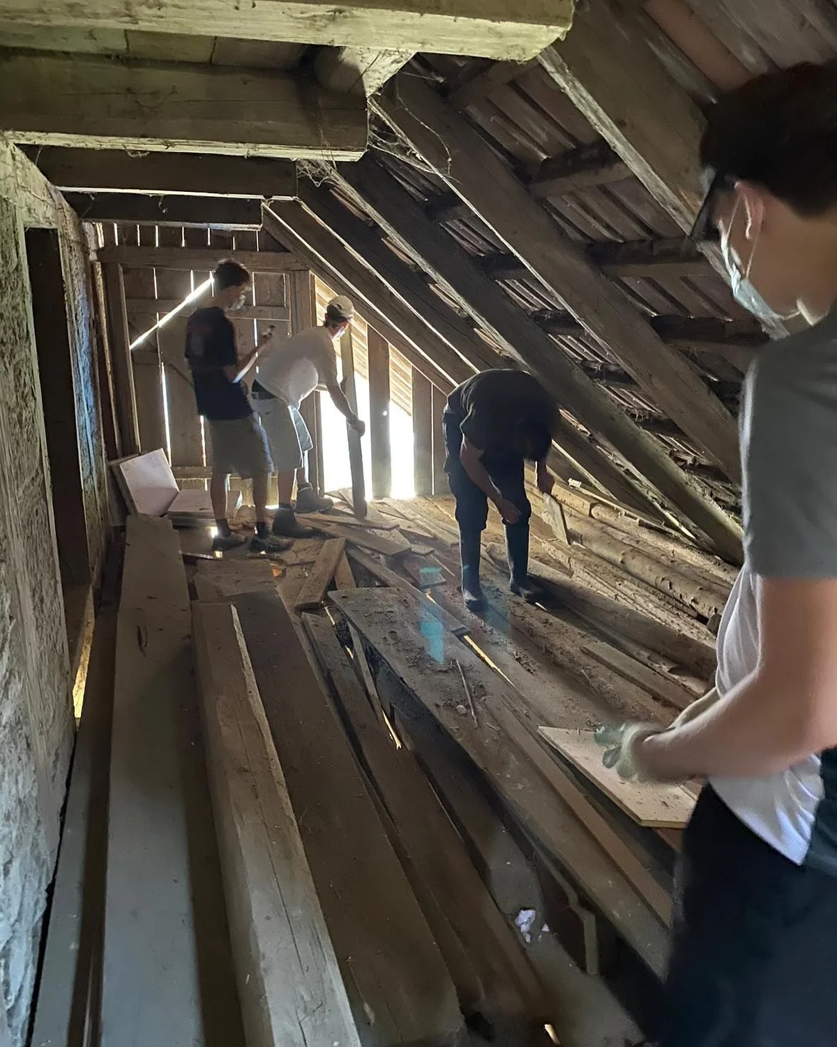 Der Sozialeinsatz der FES, Z&uuml;rich bei Arche Noe war ein echter Segen f&uuml;r uns. Eine Woche lang haben 3 Jungs mitgeholfen um die Scheune auf Vordermann zu bringen. Ein herzliches Dankesch&ouml;n f&uuml;r den tollen Einsatz!