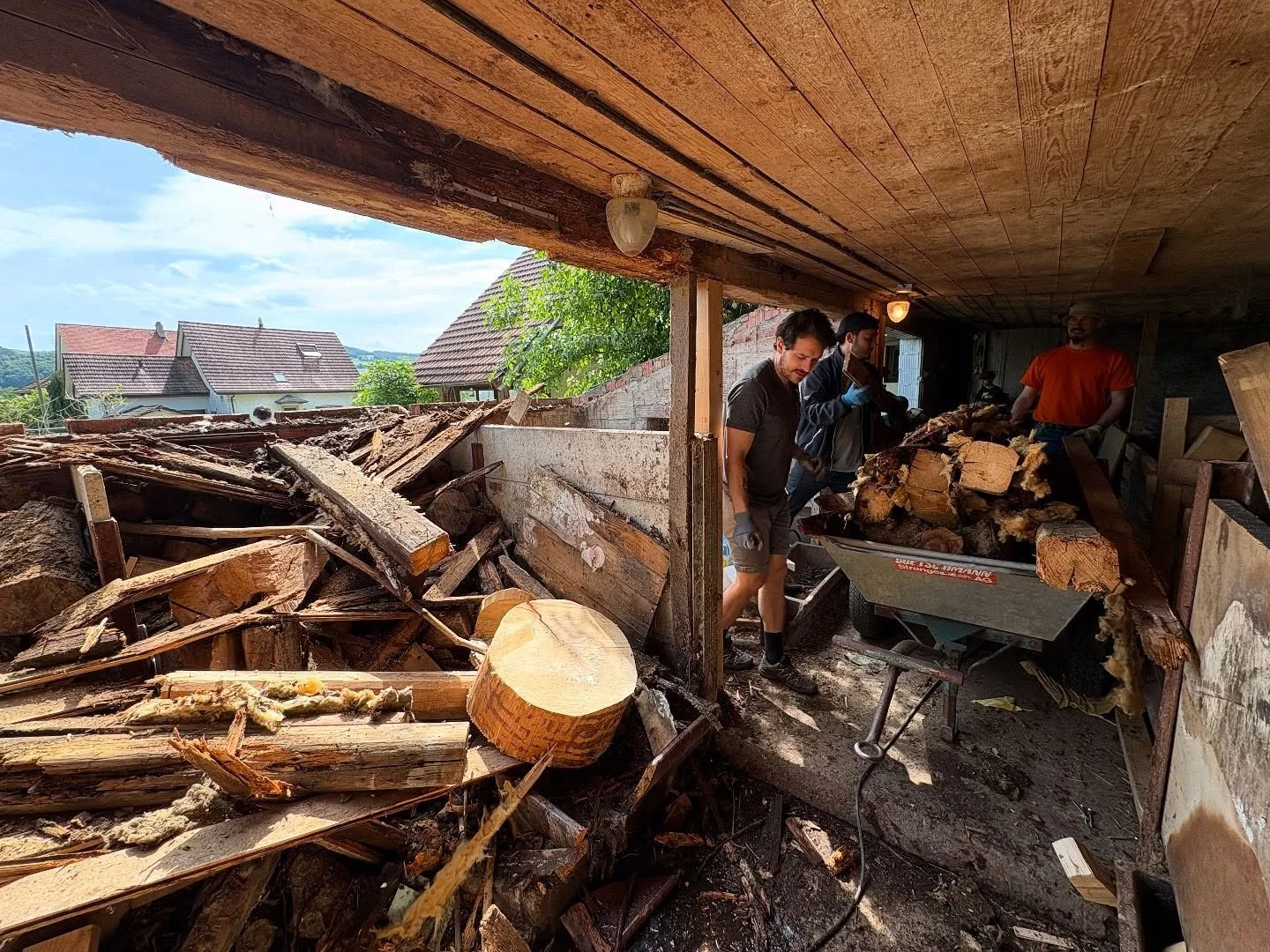 Unser Holzunterstand kriegt ein neues Dach. Leider war das alte nicht mehr dicht. Wir haben Freude!!