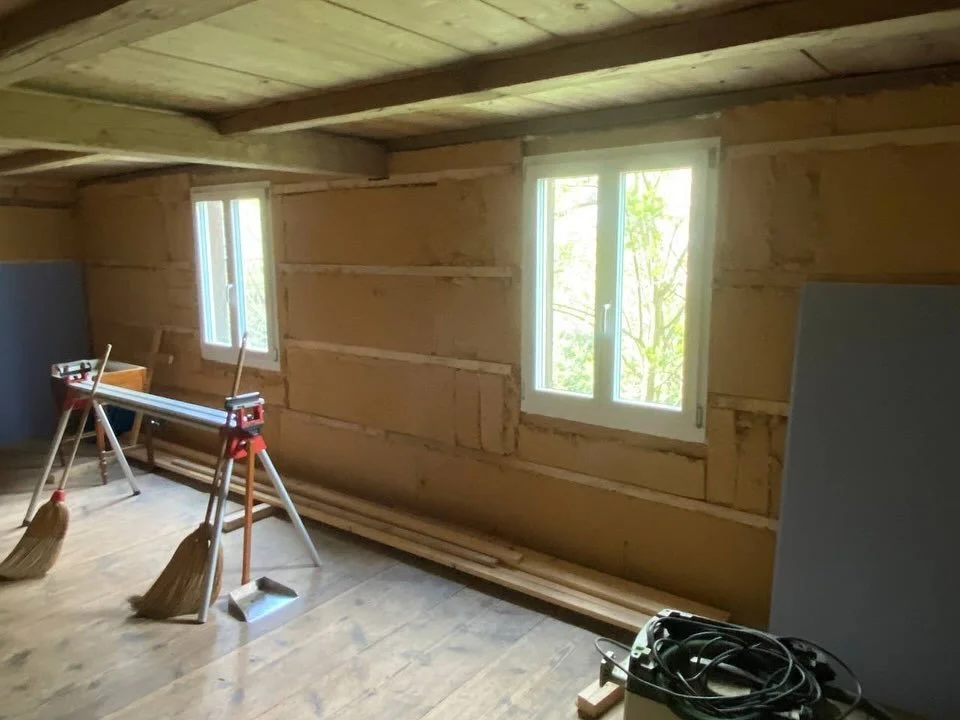 Die neuen Fenster die wir bekommen haben werden unter professioneller Anleitung von unseren freiwilligen Helfern verbaut. Somit entsteht ein weiterer Raum der benutzt werden kann.