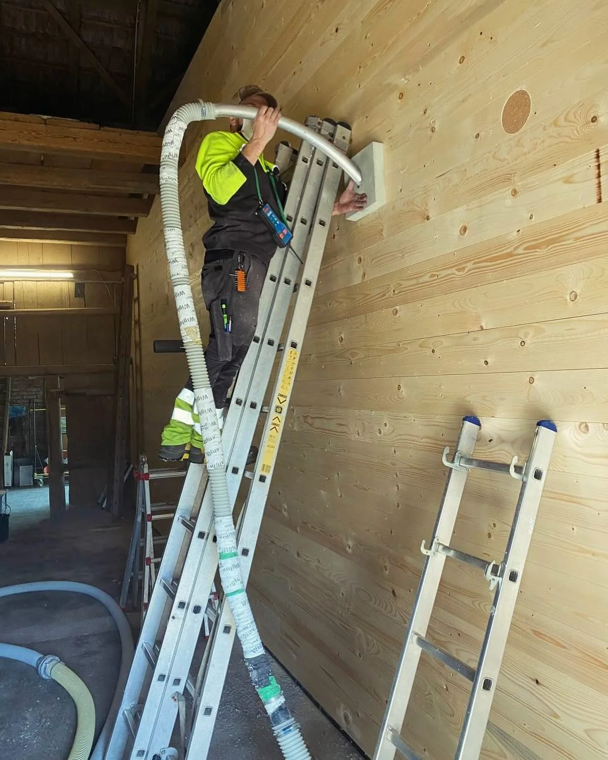 Der letzte Schritt der Isolation der Westwand der Bauernhauses ist abgeschlossen - das Ausflocken mit Zellulose. Ein Dankesch&ouml;n an die vielen Helfer!
Ab jetzt wird es w&auml;rmer im Haus 😍