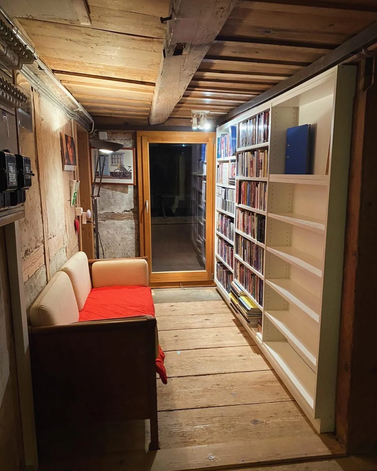 Die neue Inhouse Mini-Bibliothek f&uuml;r unsere Mitbewohner wurde eingerichtet.