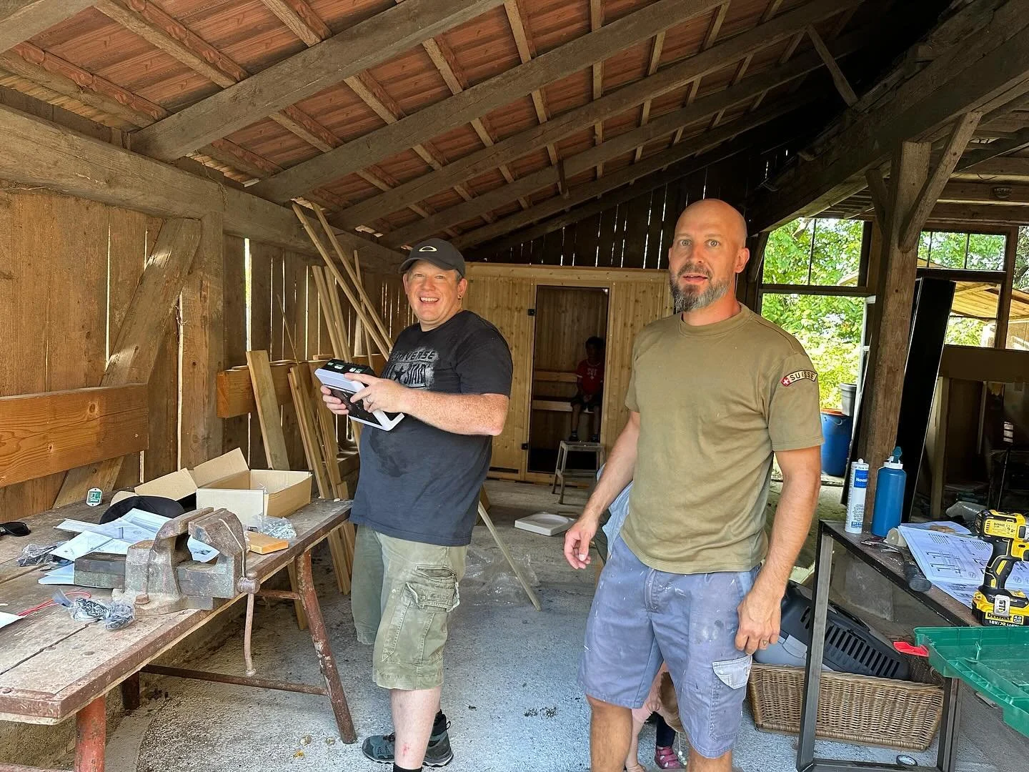 Wir haben eine Sauna geschenkt bekommen. Das Zusammensetzen ist jedoch wie bei Ikea aber ohne Anleitung.