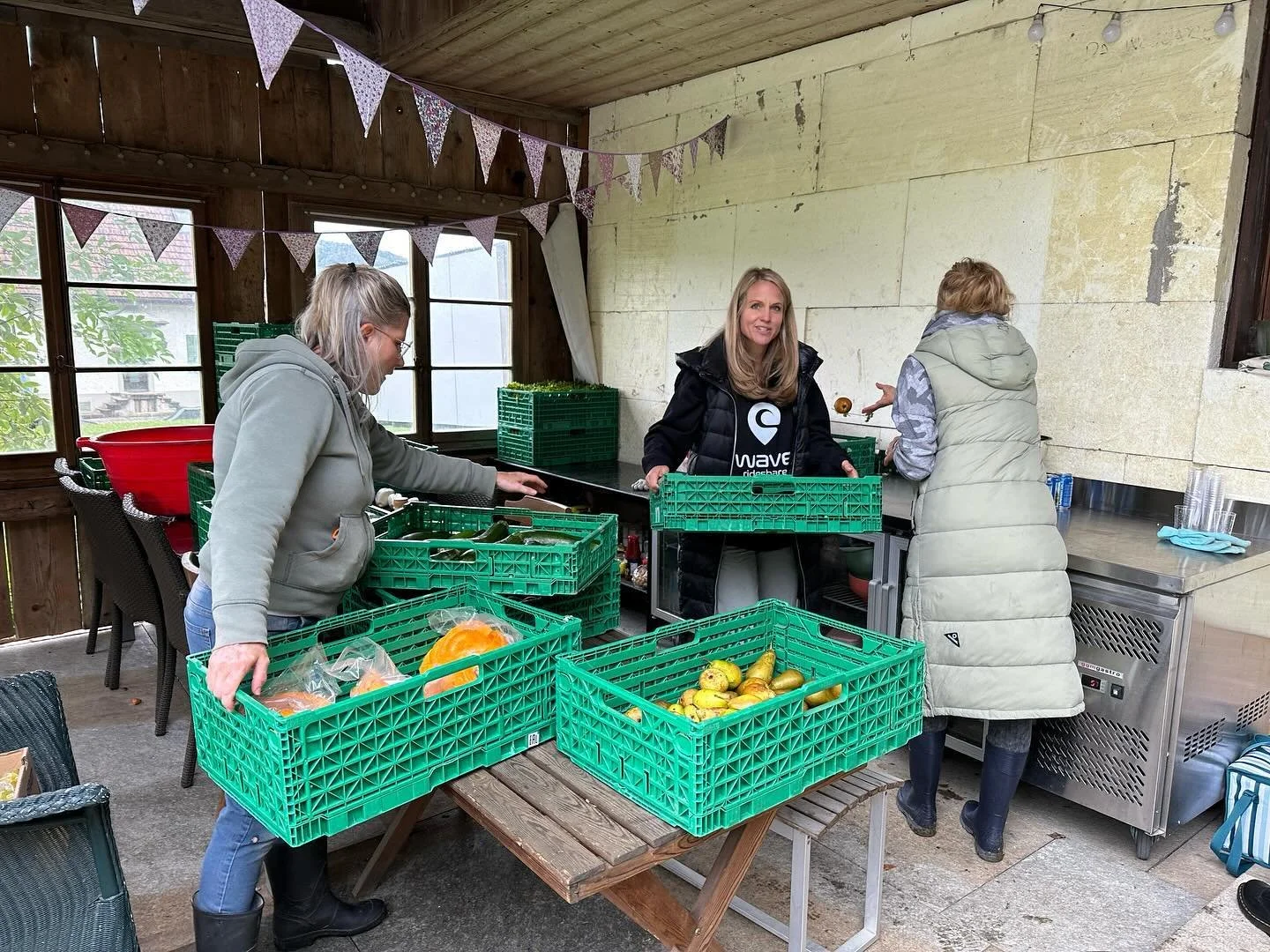 Sortieren und verteilen von Gem&uuml;se f&uuml;r die Nachbarschaft