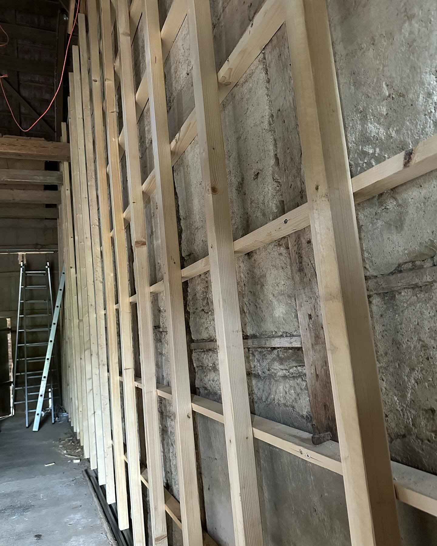 Neue Isolation Bauernhaus - Der Holzst&auml;nder steht schon mal