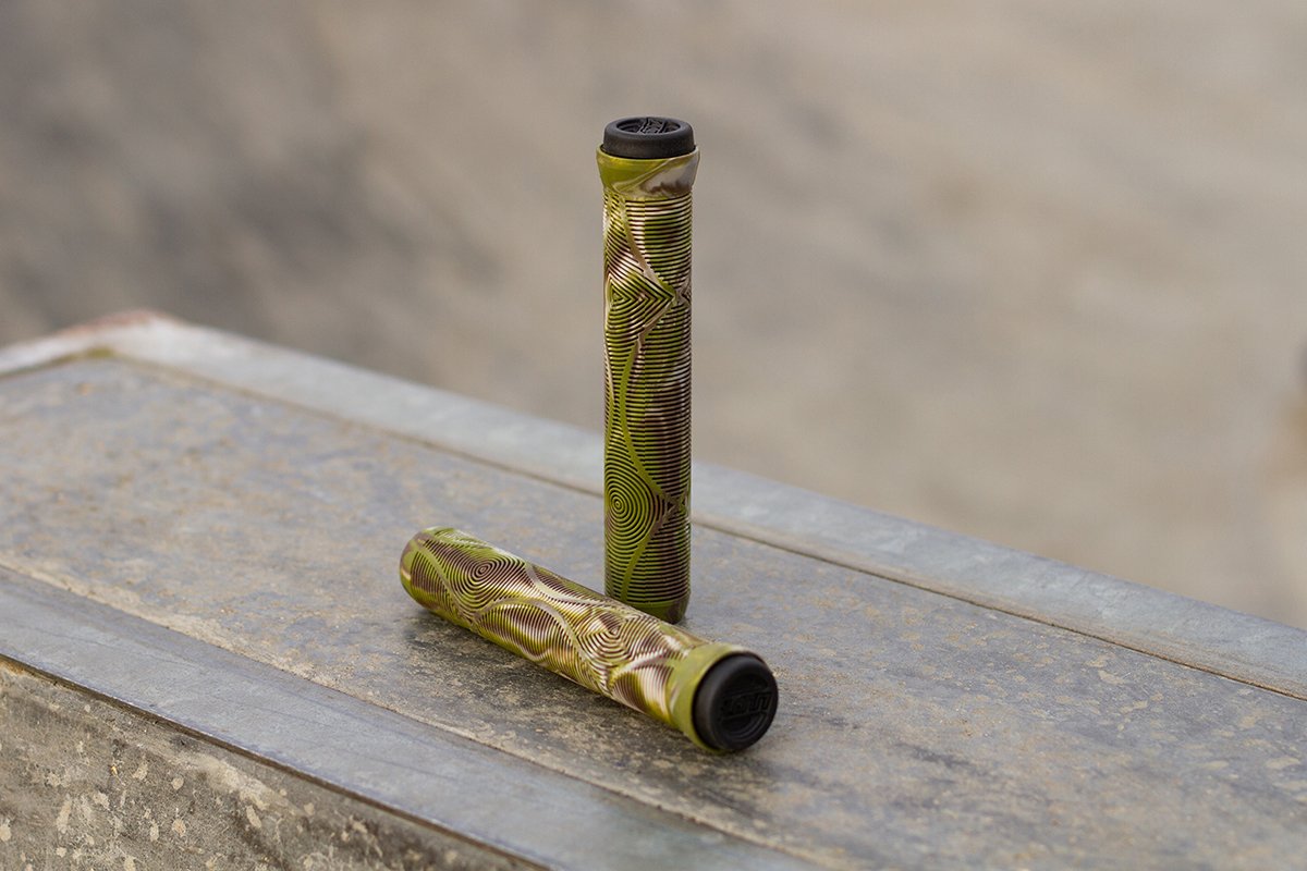SL487 Slamm Team Swirl Grips Jungle PROMO 1.jpg