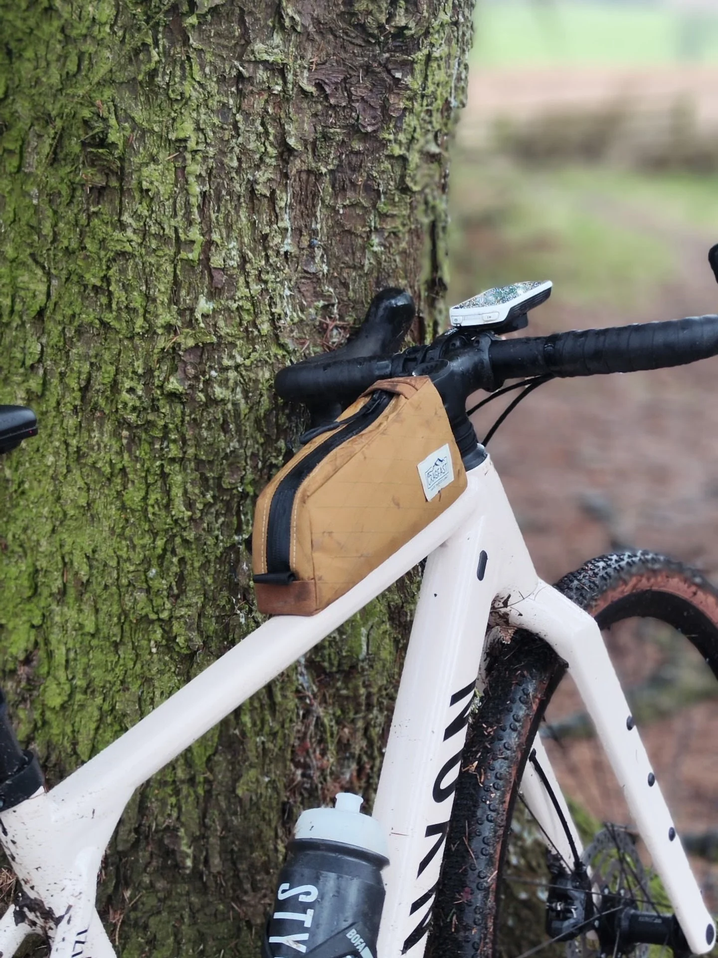 One of our custom top tube bags looking right at home amongst the trees!

Thanks @chriswallacebmx for the pic 📸

#cragfastgear #madeinscotland #custombikebags #canyongrizl #bikepacking