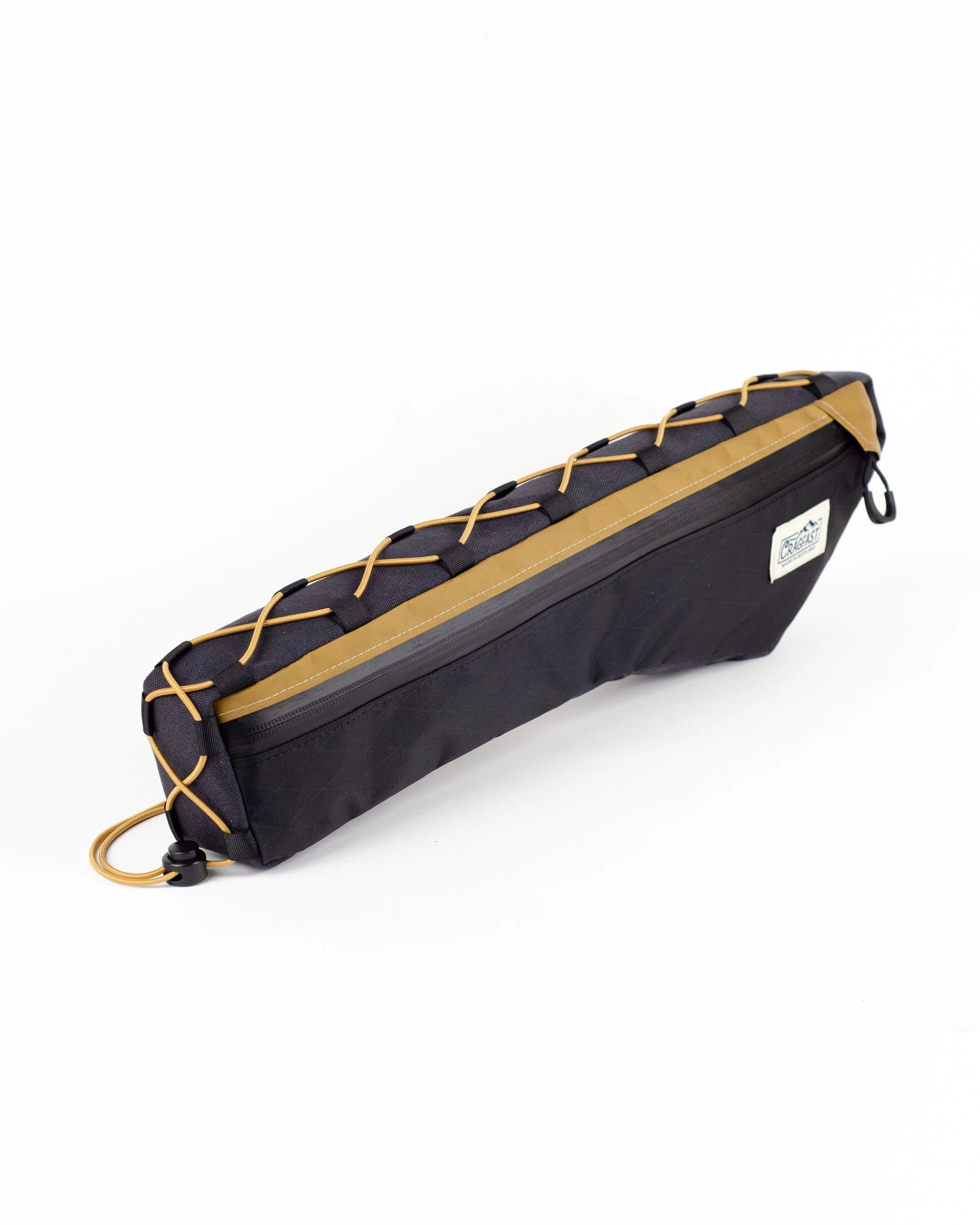 Custom half frame bag for a Specialized Diverge.

This customer wanted to keep things simple with one-sided access into a single main compartment and tie-on design.

Big fan of the colour matched elastic! 🔥

#cragfastgear #madeinscotland #bikepackin