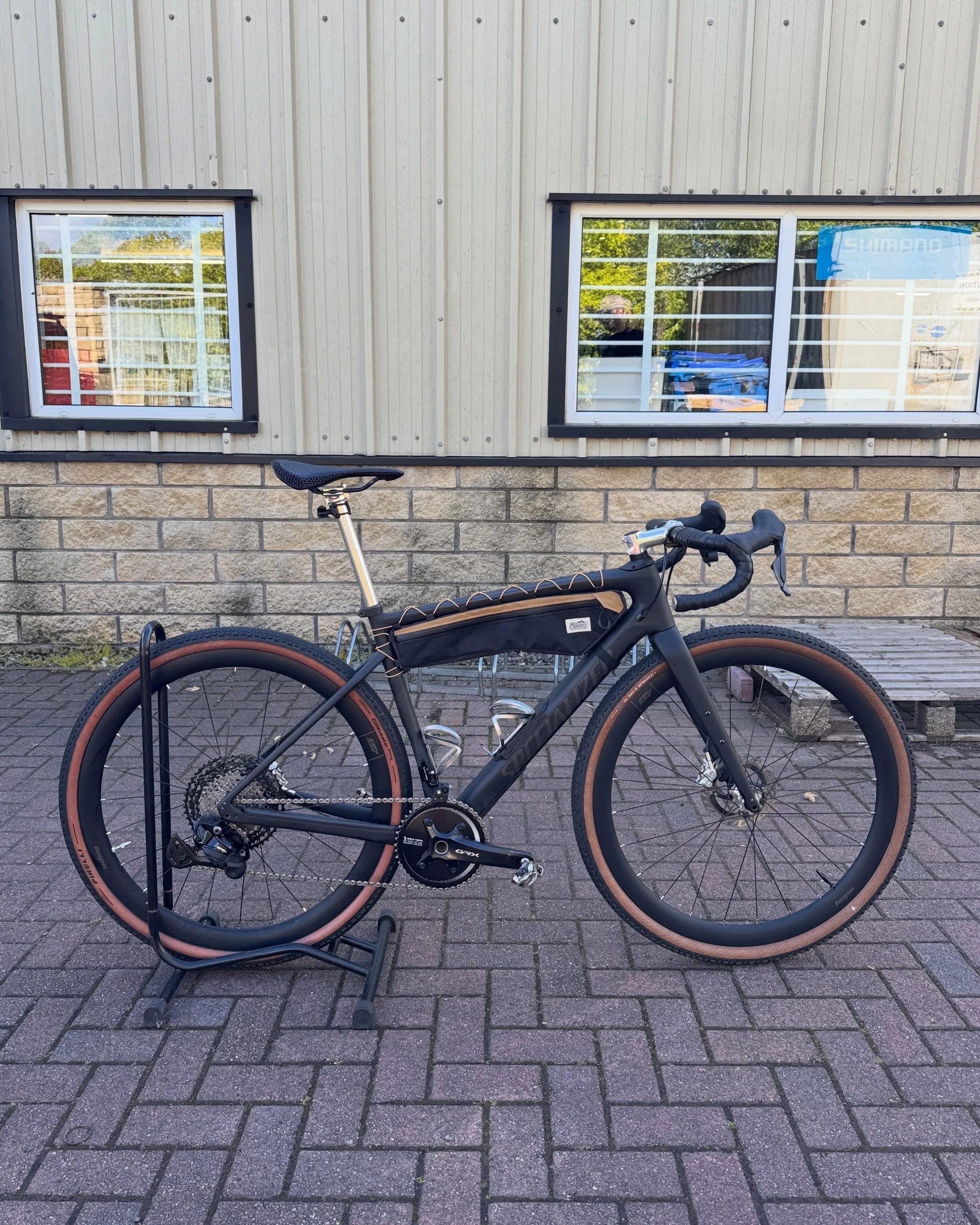 One of our custom fitted frame bags looking smart on this absolutely stunning Specialized Diverge 👌

Fancy a custom frame bag for your bike? Get in touch!

#cragfastgear #madeinscotland #custombikebags #scottishgravel #specializeddiverge