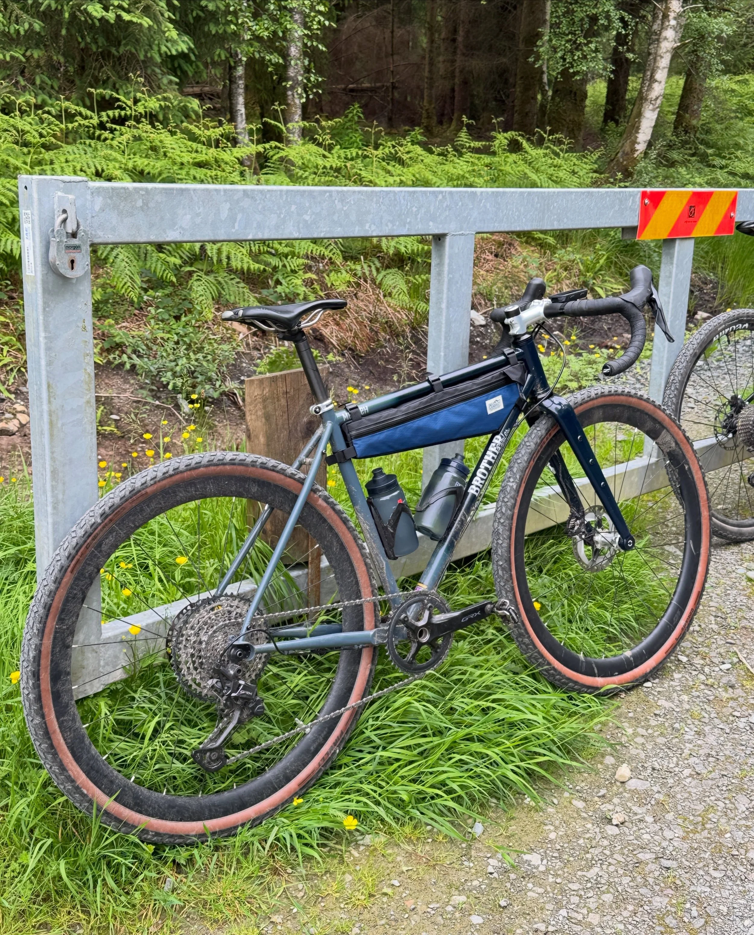 Custom frame bag looking fresh on this @brothercycles gravel rig! 

#cragfastgear #madeinscotland #custombikebags