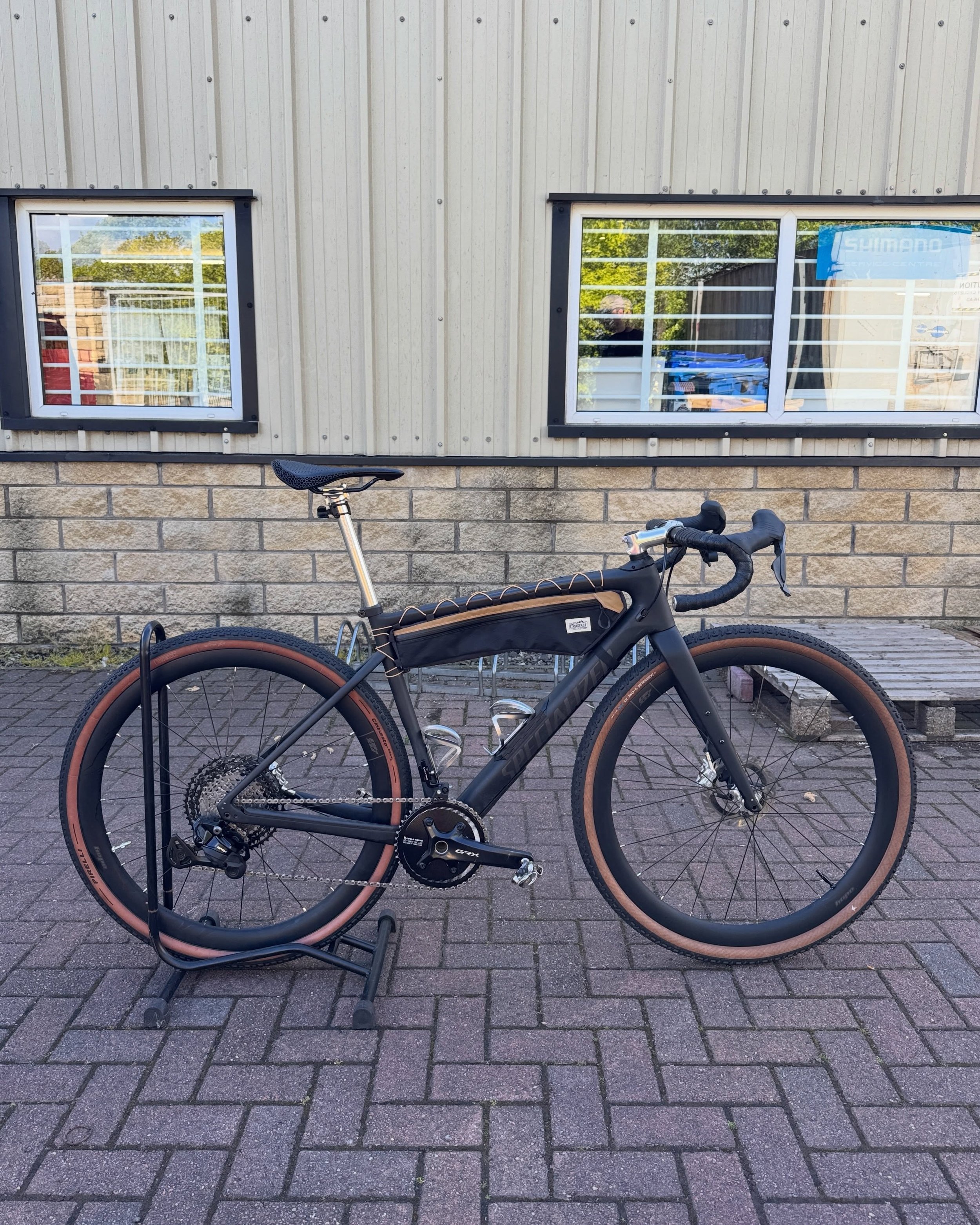 One of our custom fitted frame bags looking smart on this absolutely stunning Specialized Diverge 👌

Fancy a custom frame bag for your bike? Get in touch!

#cragfastgear #madeinscotland #custombikebags #scottishgravel #specializeddiverge