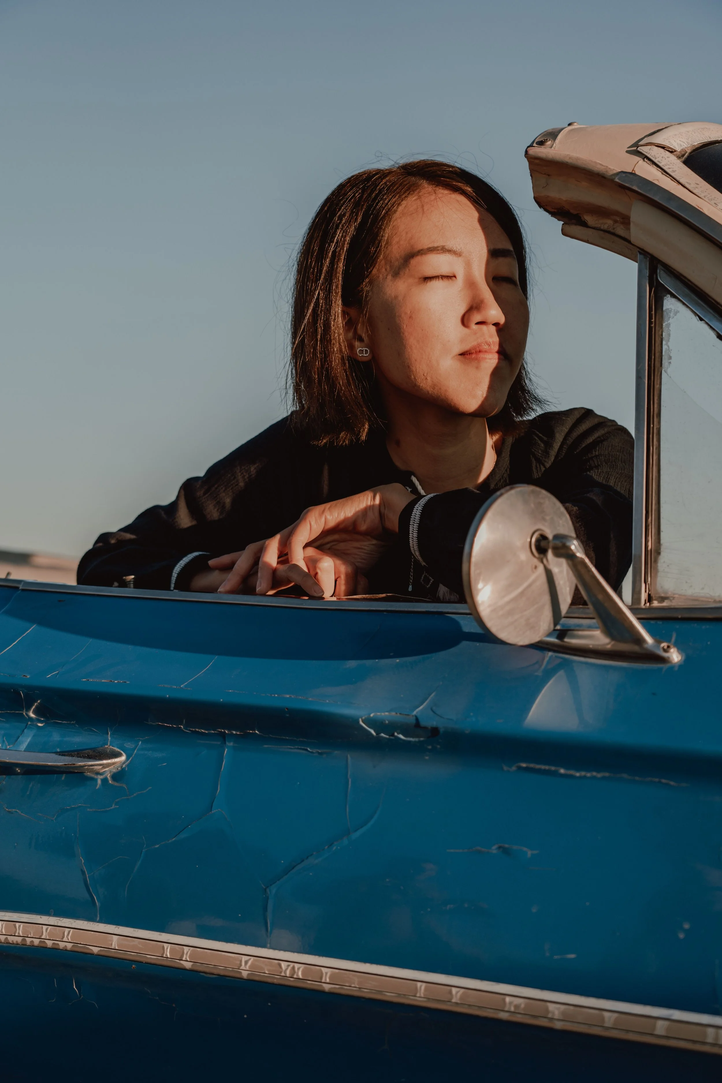 A woman riding in a car, representing West Valley residents making the drive to EMDR therapy and trauma-informed care at Inside Out Therapy in Peoria, AZ