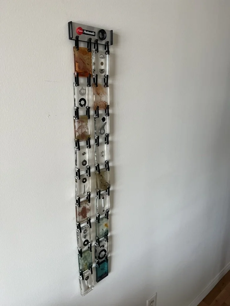 Dans le même ordre d'idée "Photomatic" représente la journée dans la vie d'un photographe au Nouveau Mexique. Lever de soleil, culture et ciel étoilé. Remarquez la pièce du haut qui rappelle un appareil instamatic de Kodak. Mélange d'impression 3D, m