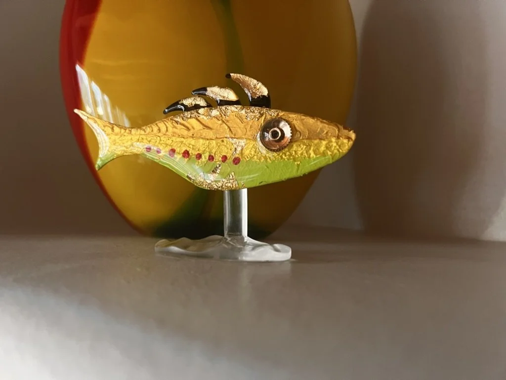 Mini poisson décoratif avec pied d'estale (plus disponible) - 12 cm X 6 cm - Santa Fe, NM - 150$ - Collection privée - Vendu)