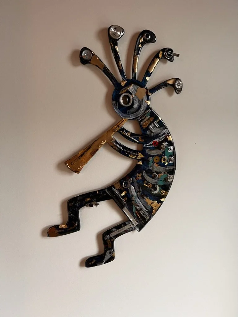 Kokopelli, personnage mythologique du sud-ouest américain cehz les peuples Pueblo. Souvent associé à la fertilité, l'agrigulture et la musique, il a toujours été fascinant pour moi depuis ma rencontre avec Marco Oviedo qui en sculptait souvent en bro