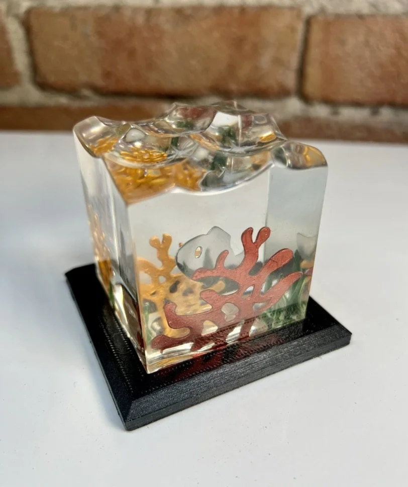 Expérimentation de micro aquarium en époxy (6 cm x 6 cm x 6 cm) - je n'en ferai pas d'autre - Longueuil - Collection Privée