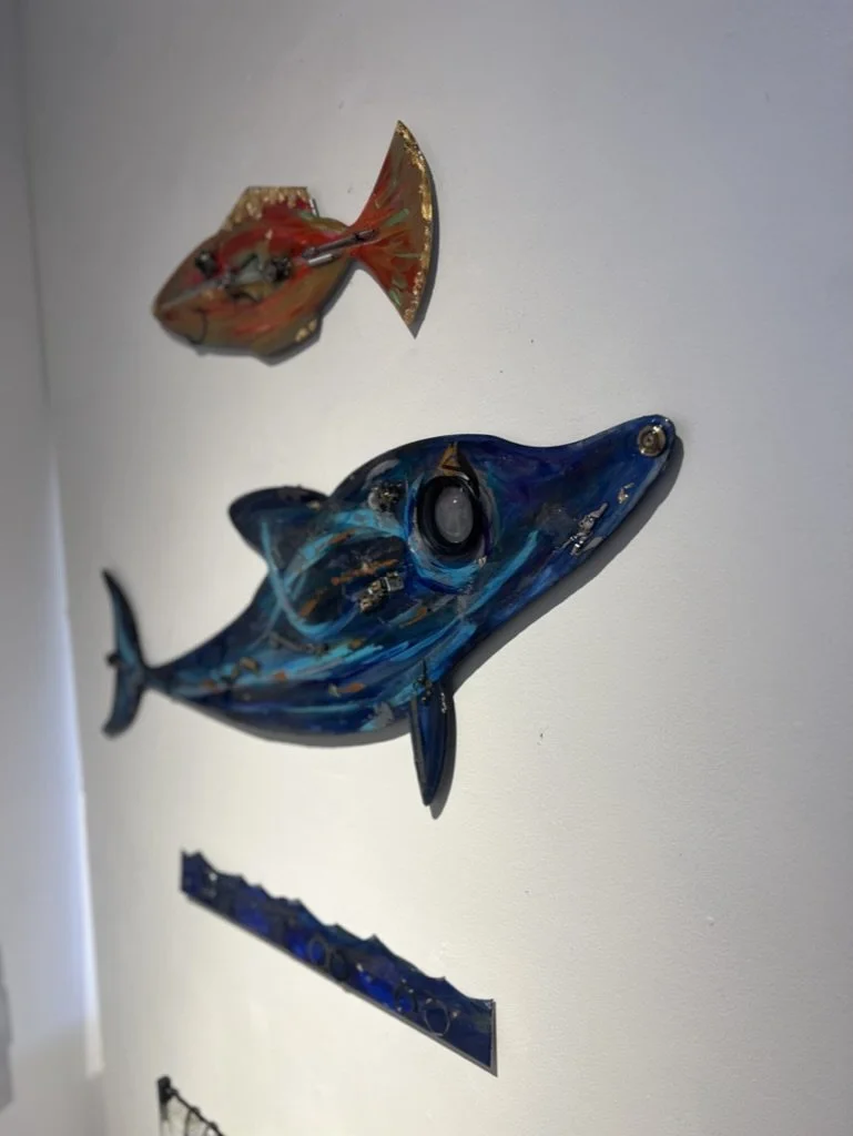 Eh non, les dauphins ne sont pas des poissons... ceci compte donc comme un premier mammifère. Inspirés par de grandes lentilles, deux ont été produits. (30 cm X 95 cm Santa Fe, NM - 2 500$ - 1 de vendu)