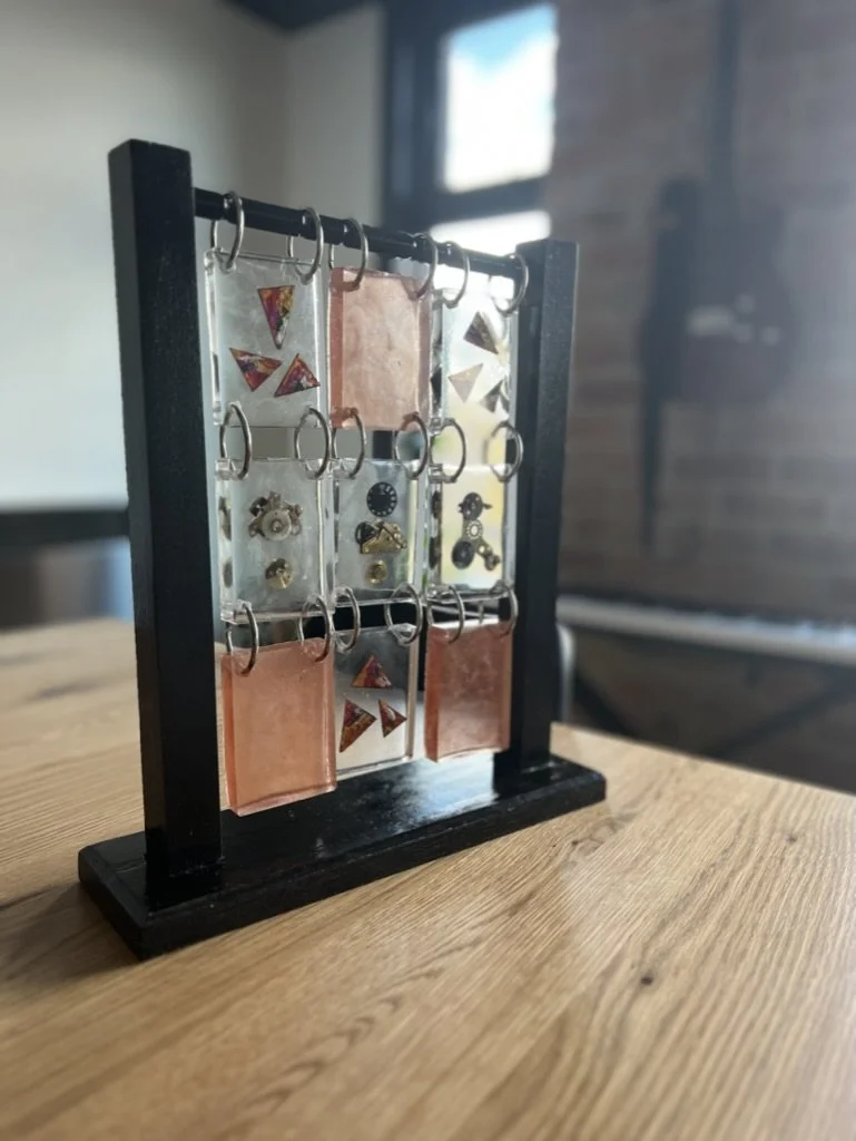 Ma première oeuvre vendue à Santa Fe, NM, ce "boulier" comme le nommait ma soeur, ne représentait rien. Une simple curiosité qui intégrait des pièces de caméras, de la couleur et des pièces de métal peint... 