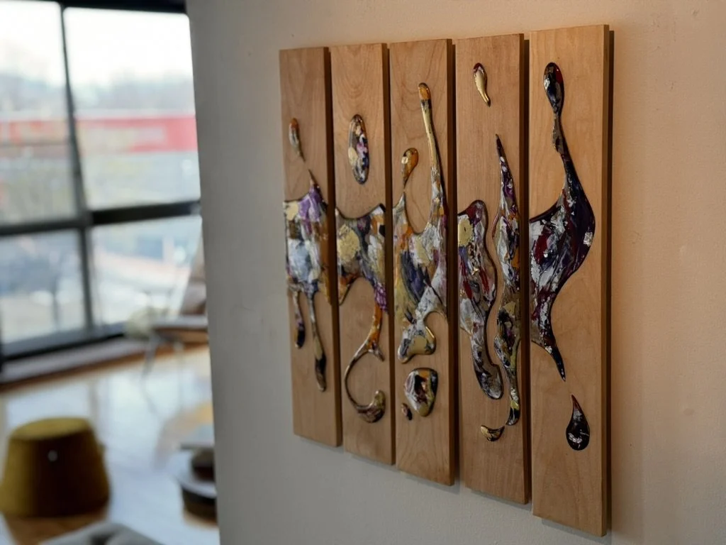 Les séries de panneaux mesurent entre 35 cm et 45 cm de haut et l'ensemble fait 40 cm de large. Chaque panneau est découpé (soit au laser ou avec une toupie (router) et les pièces d'aluminium peintes et couvertes de résine sont insérées, puis le tout