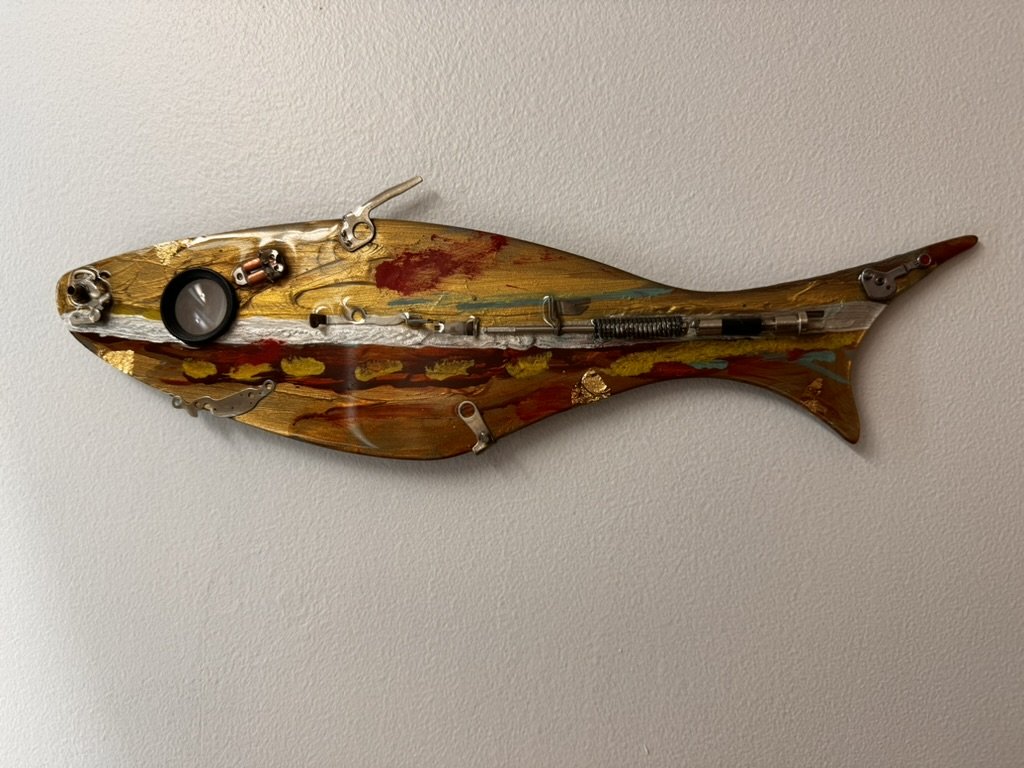 Un poisson moyen orné de plusieurs pièces de caméra vintage (28 cm x 9 cm - 250$ Collection privée)