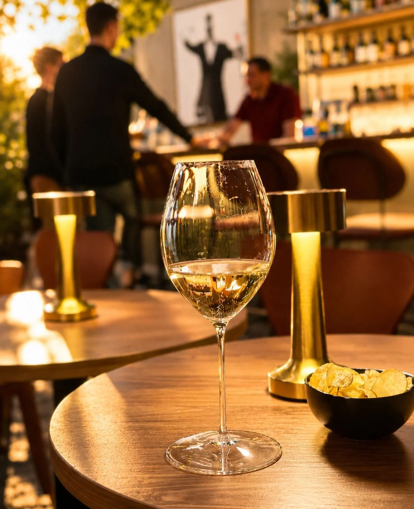 Sola skinner, og hva passer vel bedre enn &aring; nyte et kaldt glass i godt selskap?
Ta turen innom oss p&aring; Maestro Vinbar og nyt sommerkvelden i rolige omgivelser

Vi holder &aring;pent i dag fra kl. 17.00.
Velkommen inn! 🥂
