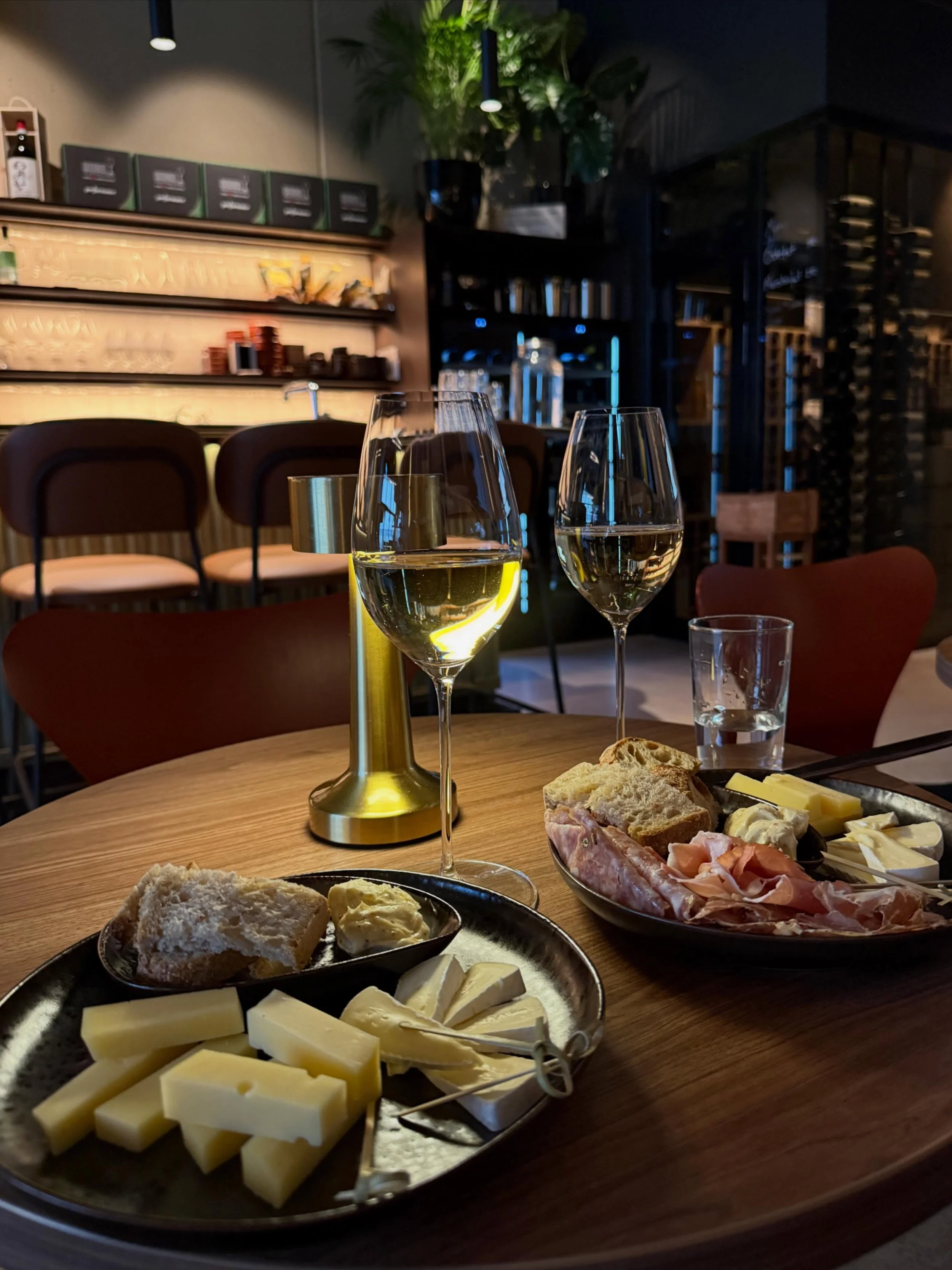 Vin, ost og gode &oslash;yeblikk &ndash; 
velkommen innom Maestro Vinbar 🤎🥂