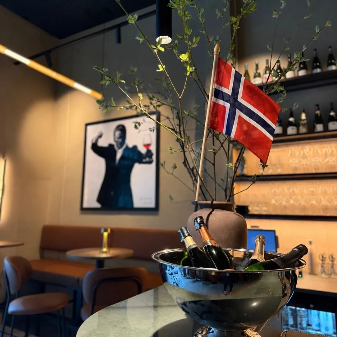 17. mai p&aring; Maestro Vinbar 🇳🇴

Vi holder &aring;pent fra kl. 11.00 og inviterer til en hyggelig feiring med bobler og kake 🥂🍰

Ta turen innom for god stemning, noe godt i glasset og en liten smak av nasjonaldagen sammen med oss❤️