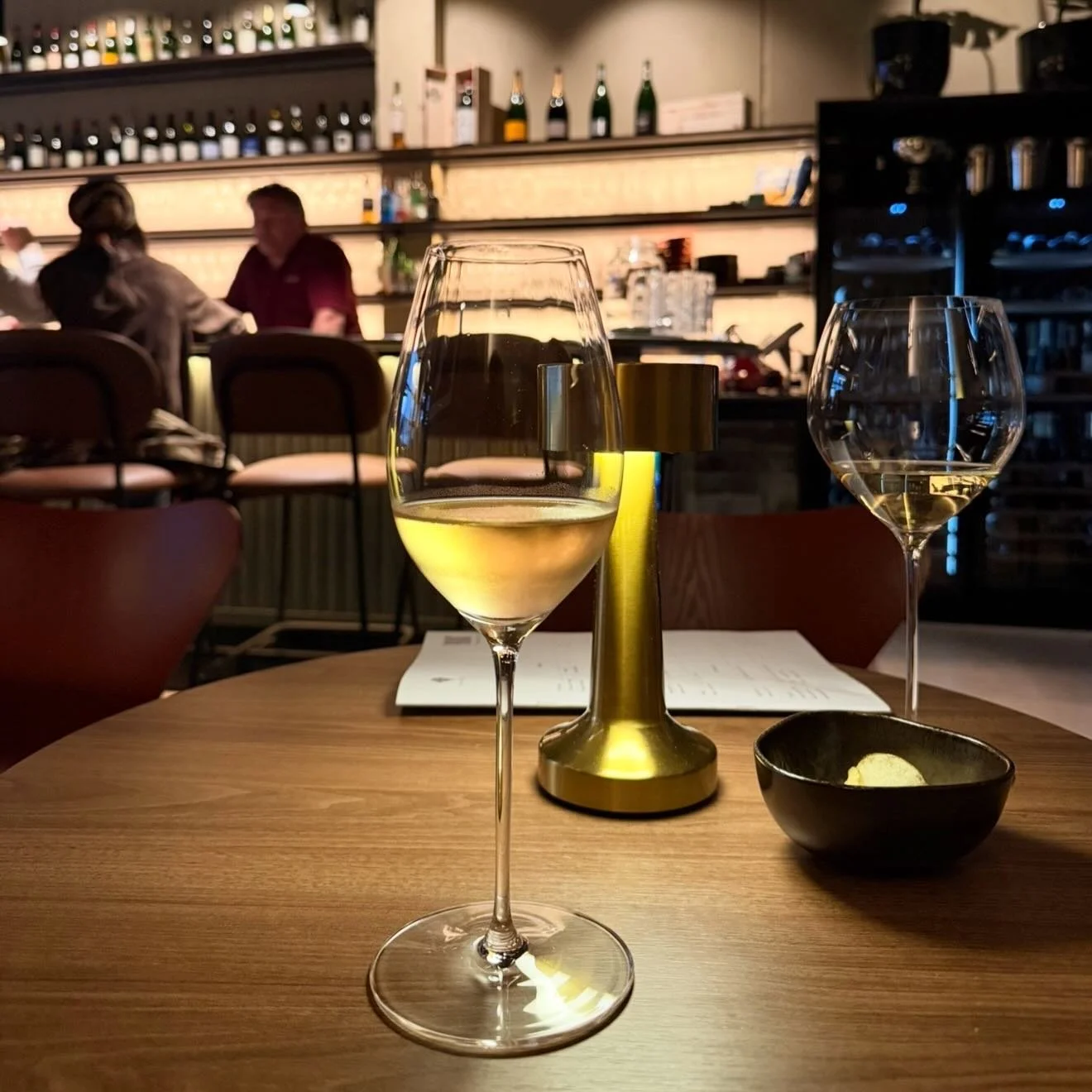 Regnet h&oslash;ljer kanskje ned ute, men hos Maestro Vinbar er det lunt, varmt og hyggelig.

Ta en pause fra ruskev&aelig;ret og finn roen med et godt glass vin, noe godt &aring; spise og hyggelig selskap.

Vi st&aring;r klare til &aring; &oslash;ns